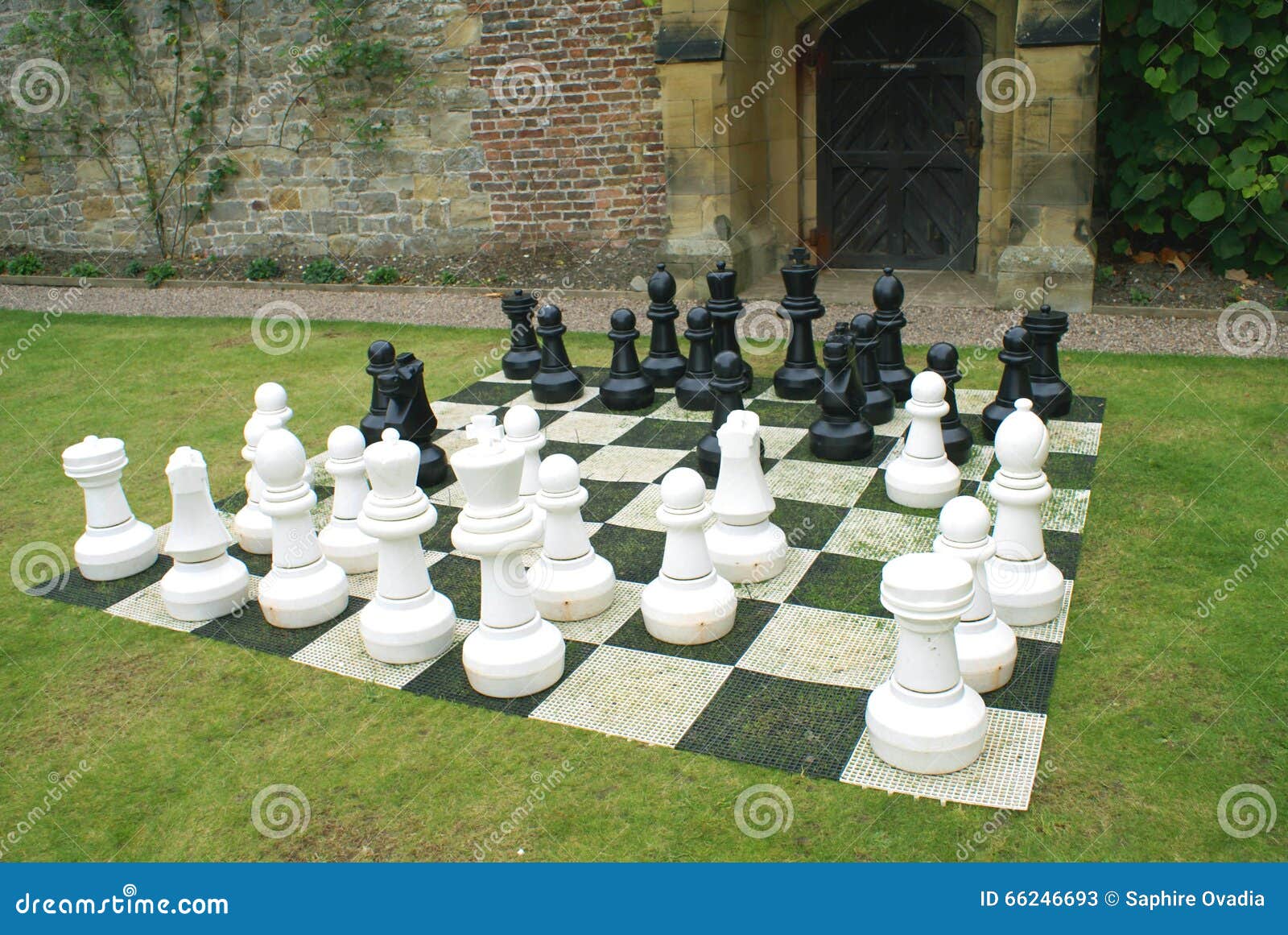 Jogo De Xadrez Gigante No Jardim Do Hotel Imagem de Stock - Imagem