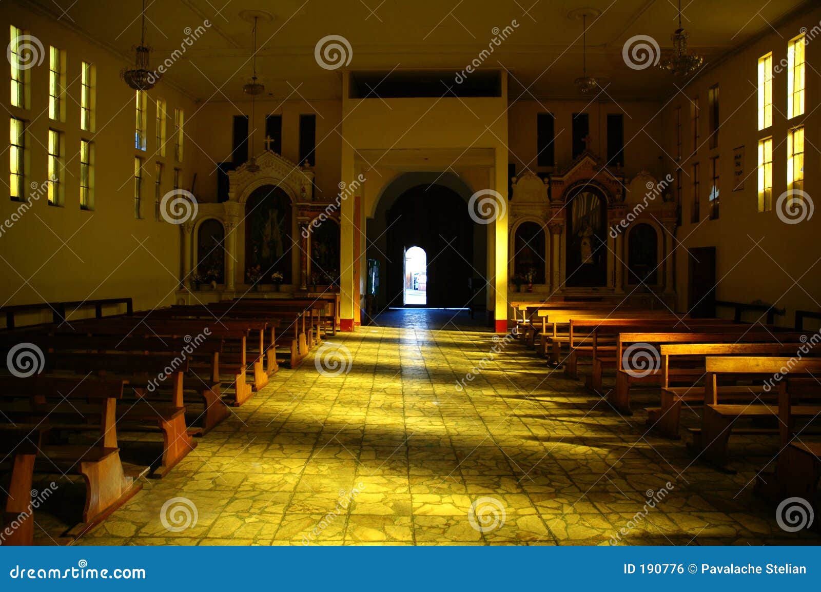 Grande luz na igreja em Huaraz Peru. Filtros leves dramáticos através dos indicadores da igreja em Huaraz Peru.