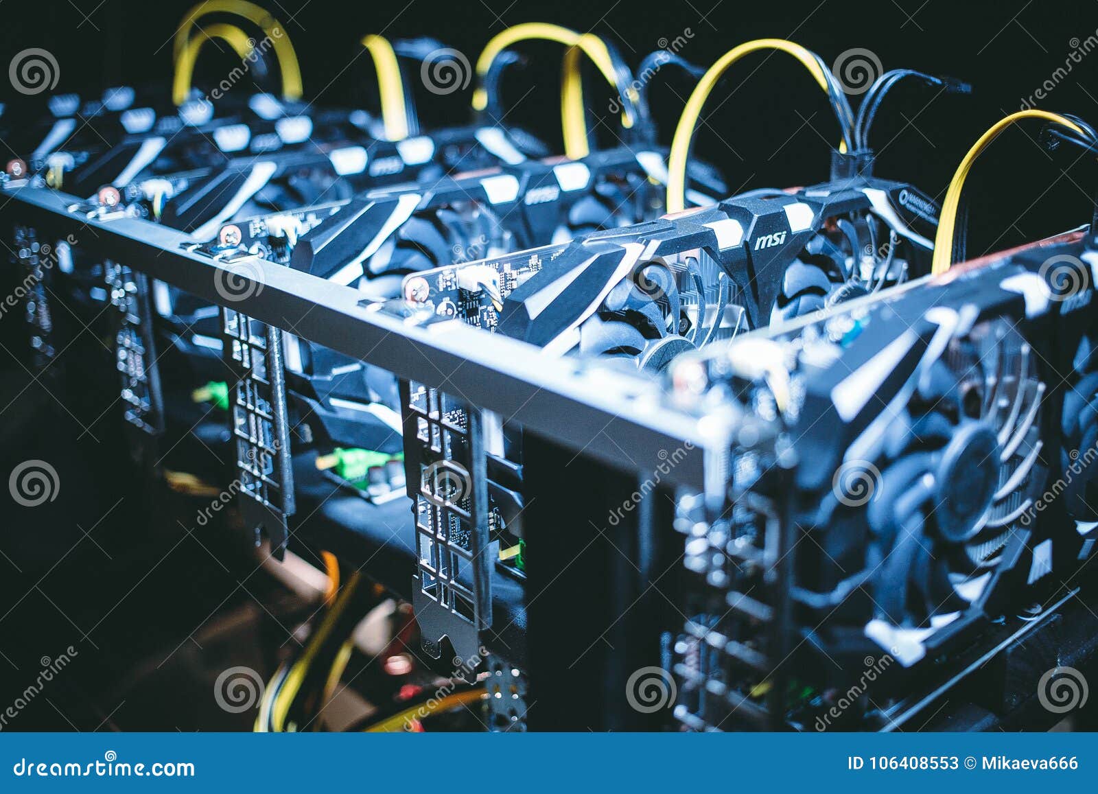 Grande Machine Informatique Avec Ventilateurs. Ferme De Minage De Bitcoin  Image stock - Image du côté, moderne: 106408553