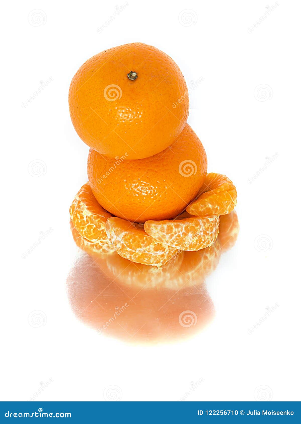 grande-maduro-brilhante-tangerina-em-um-fundo-branco-fruto