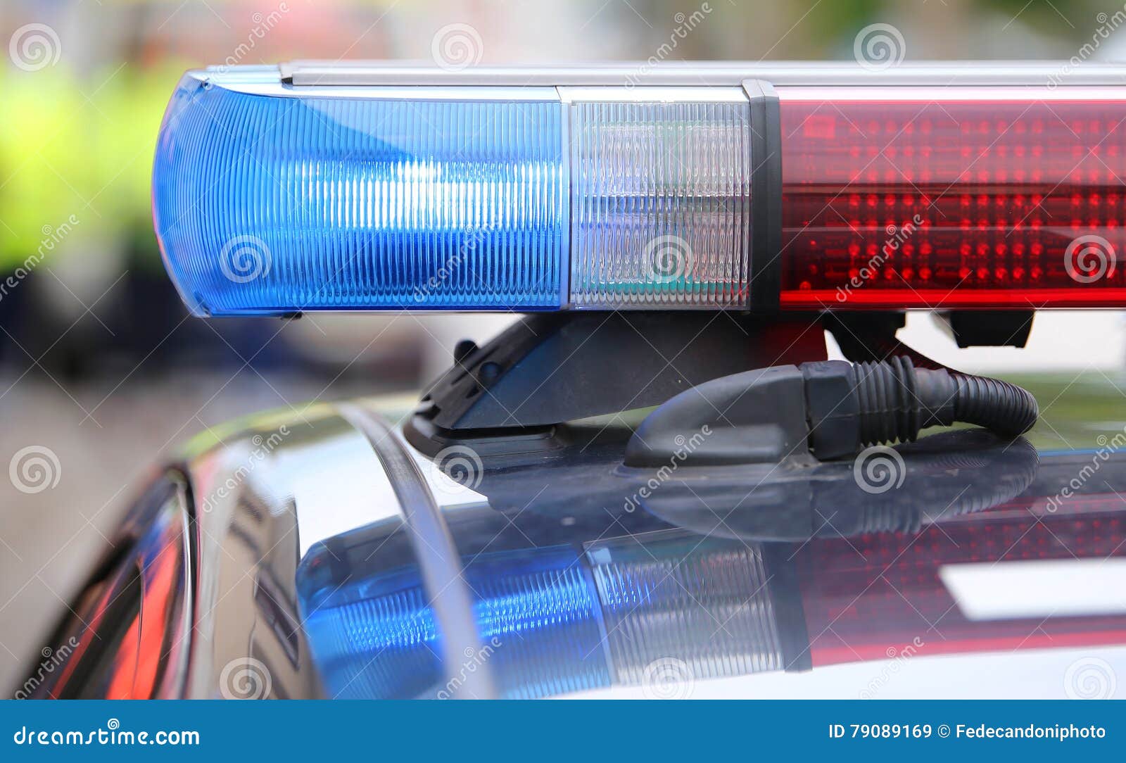 Grande Rosso E Lampeggiante Blu Sul Volante Della Polizia Durante