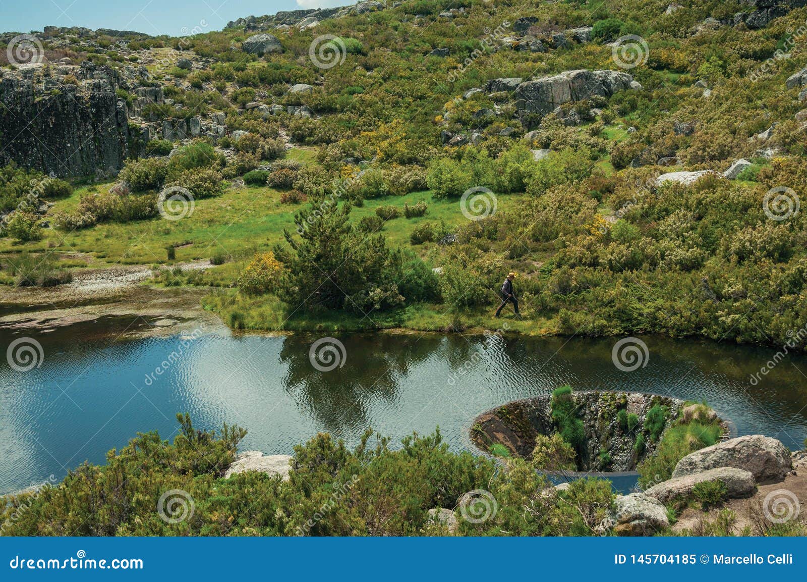 Grande Sinkhole Em Um Lago Da Represa Nas Montanhas Imagem