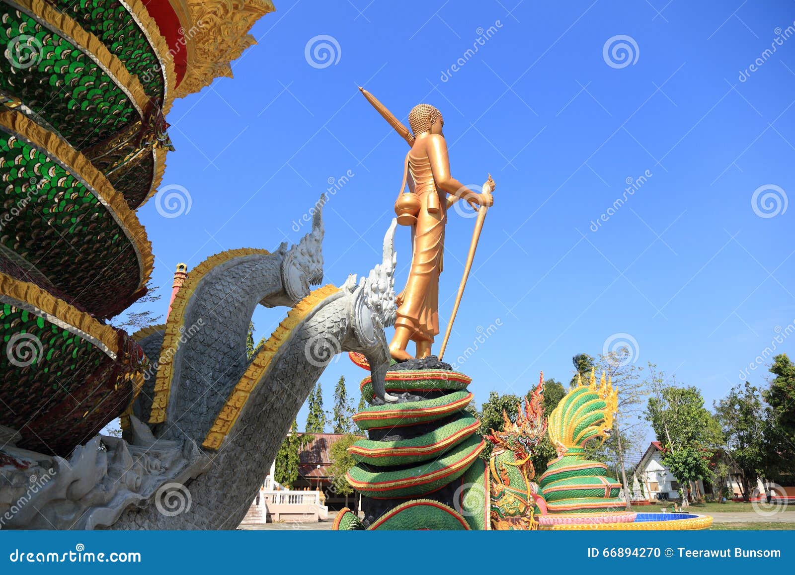 Grande statua del Buddha. Statua di Buddha al tempio di buddismo nella provincia di Roiet della Tailandia