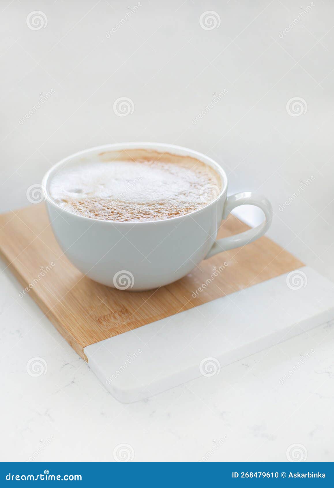 Grande Tazza Di Delizioso Cappuccino Fragrante O Caffè Latte Fotografia  Stock - Immagine di schiuma, alimento: 268479610