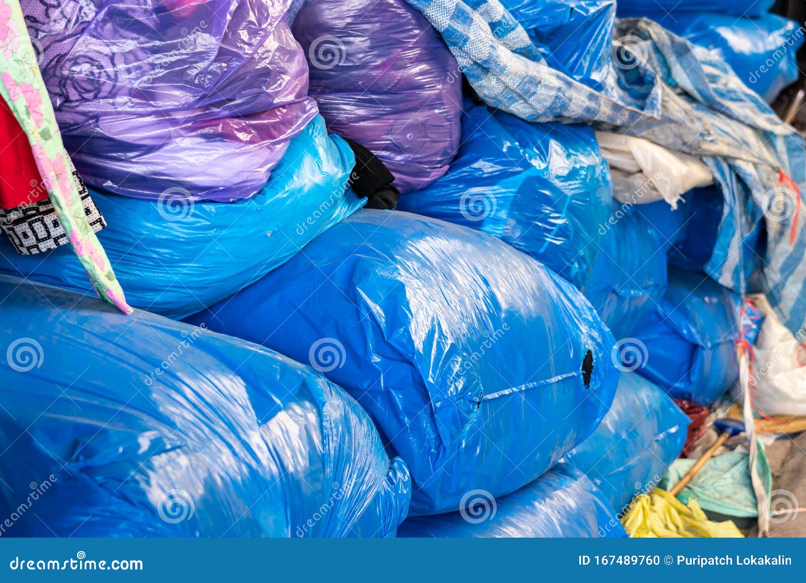 Grandes Bolsas Azules De Plástico Para Guardar Ropa En La Tienda De Ropa  Foto de archivo - Imagen de venta, tela: 167489760