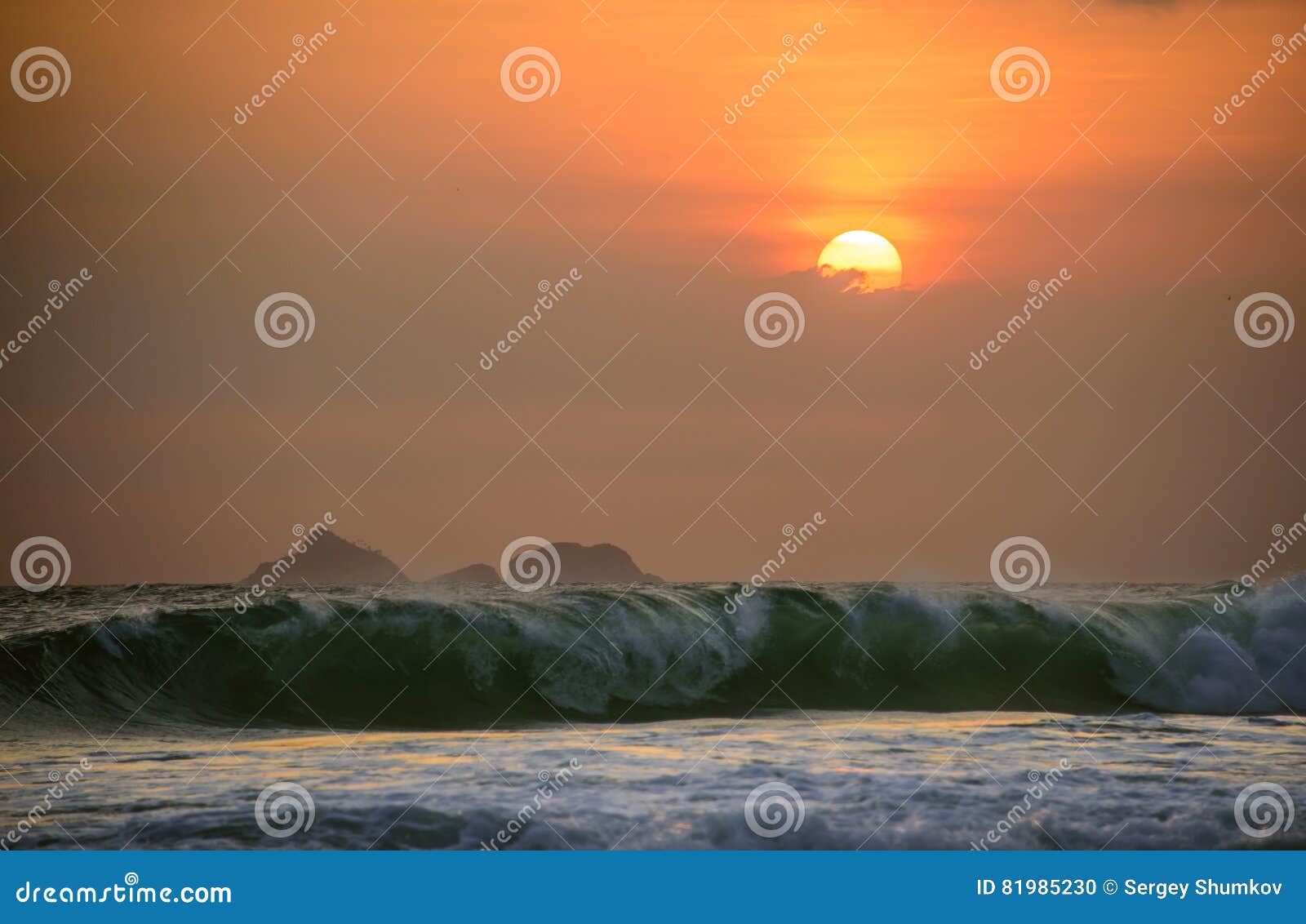 Grandes vagues de l'Océan Atlantique à la plage d'Ipanema et au beau coucher du soleil avec les nuages et le ciel orange, Rio de. Les grandes vagues de l'Océan Atlantique chez Ipanema échouent, silhouette des montagnes et beau coucher du soleil avec les nuages et le ciel orange, Rio de Janeiro, Brésil