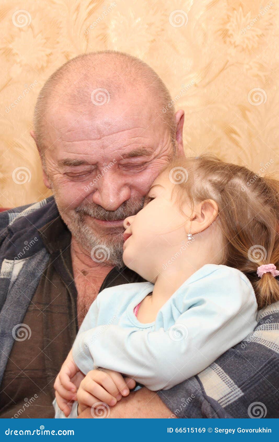 Насиловал внучку видео. Дедушка и внучка. Старик внучку. Девочка с дедушкой обнимаются. Девушка обнимает дедушку.