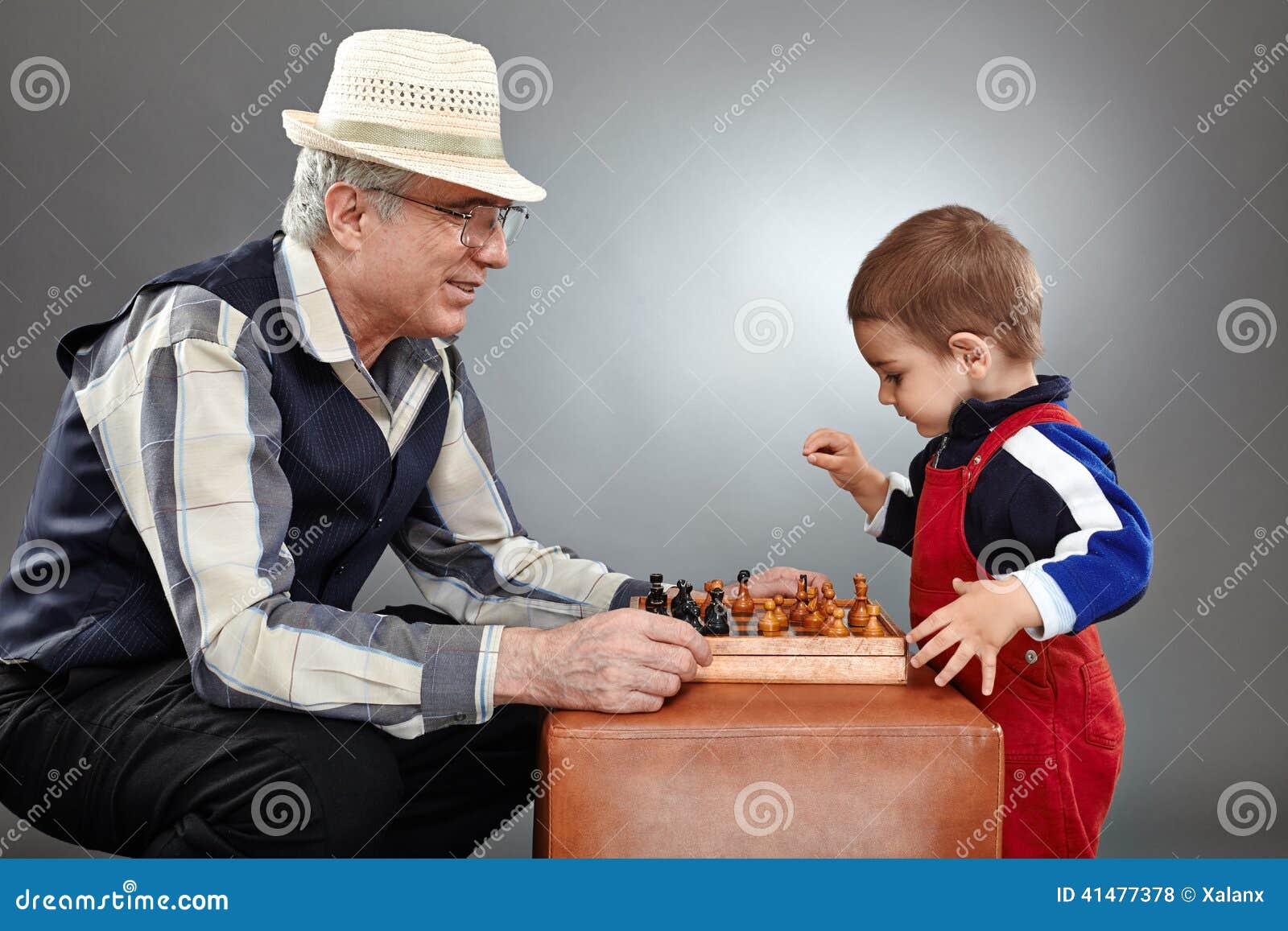 Дед с внуком играют в шашки. Дед играет с внуком. Дедушка с внуком играют в шахматы рисунок. Дедушка играет в шахматы картинка для детей.