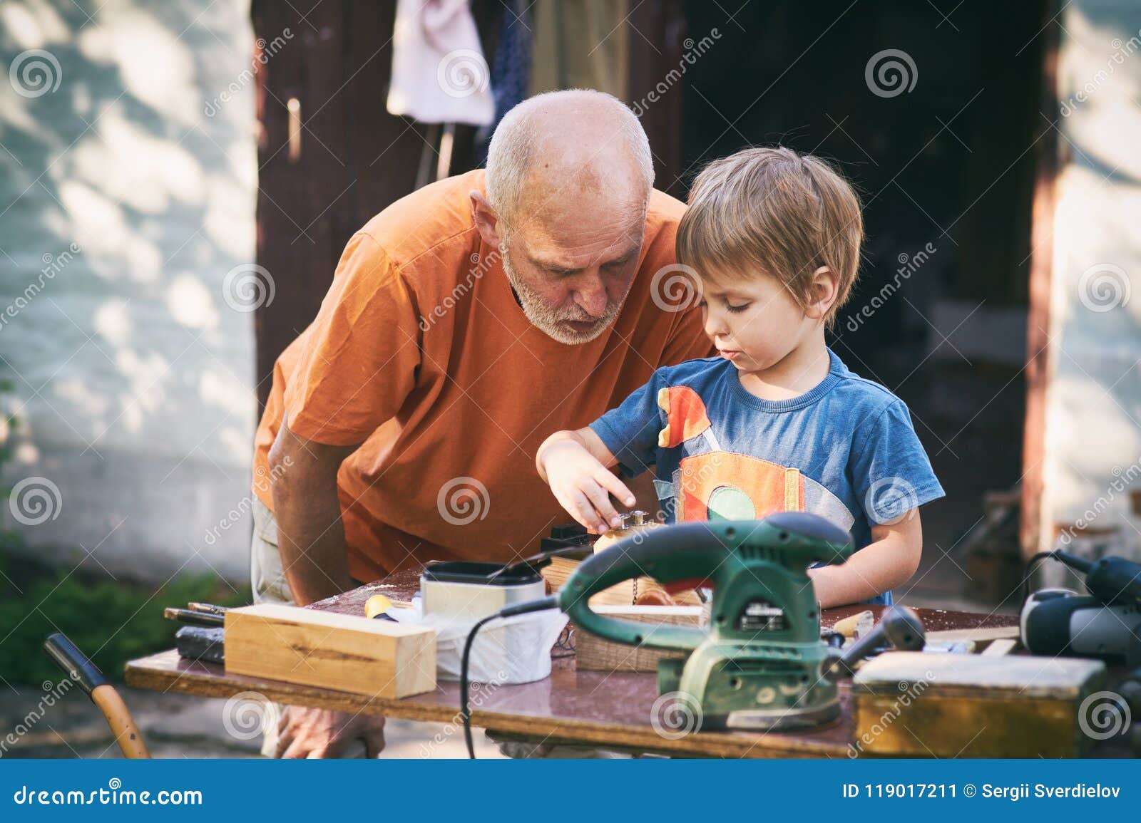 Дедушка учит внучку