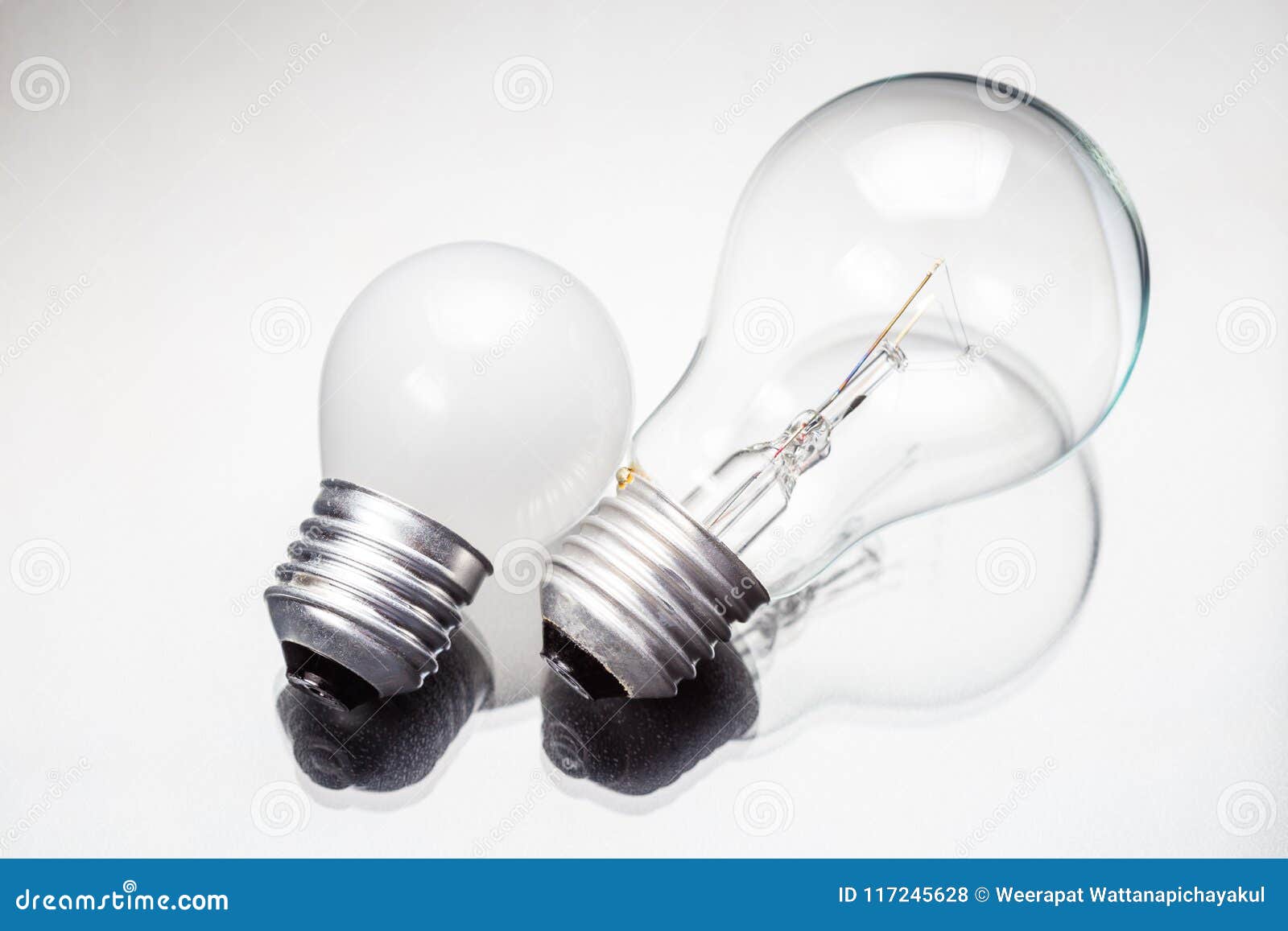Grandi e piccole lampadine fotografia stock. Immagine di luce - 117245628