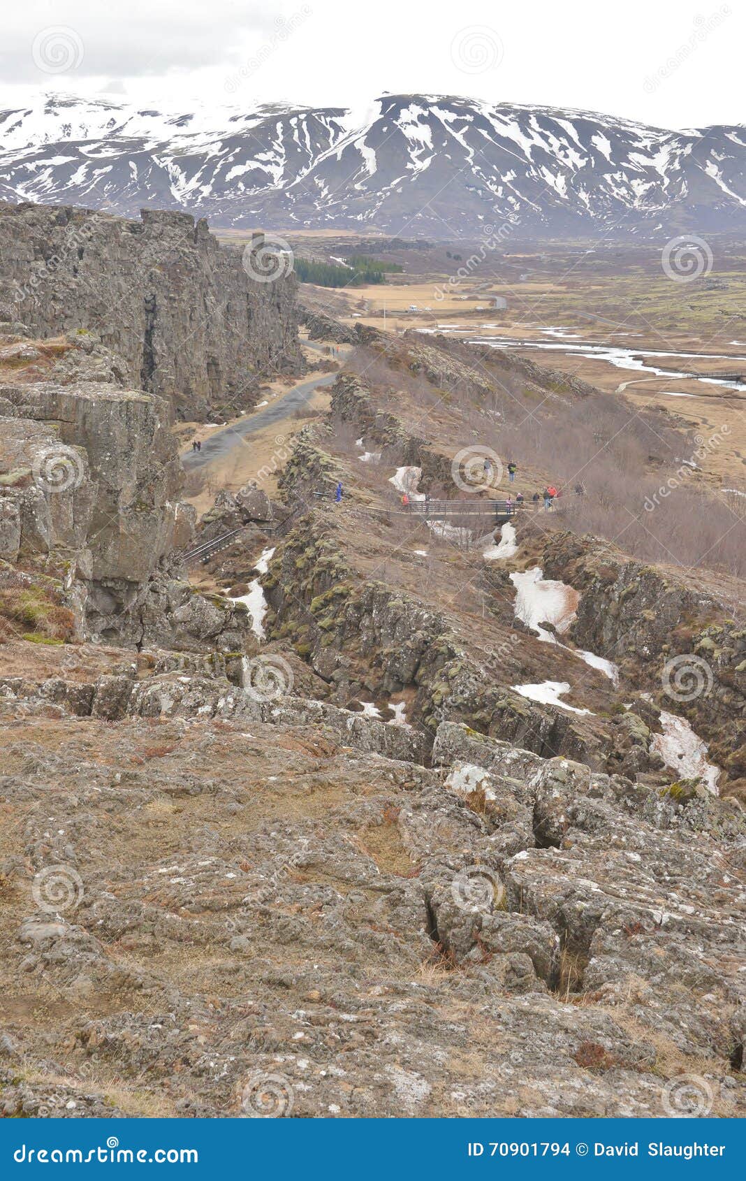 Grandi e piccoli difetti a Pingvellir. La separazione fra la placca tettonica euroasiatica ed il piatto nordamericano ha difetti a Pingvellir sull'itinerario dorato Islanda del cerchio sia grande che piccola