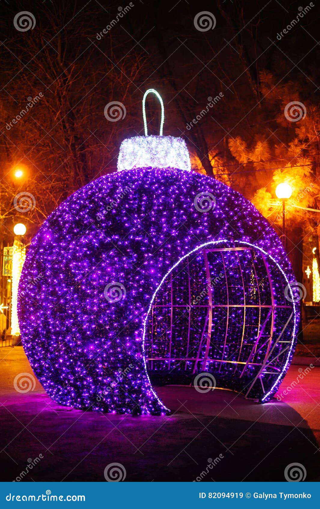 Palle Di Natale Grandi.Grandi Palle Di Natale Del Gazebo Nel Parco Di Inverno Immagine Stock Immagine Di Adorning Decorazione 82094919