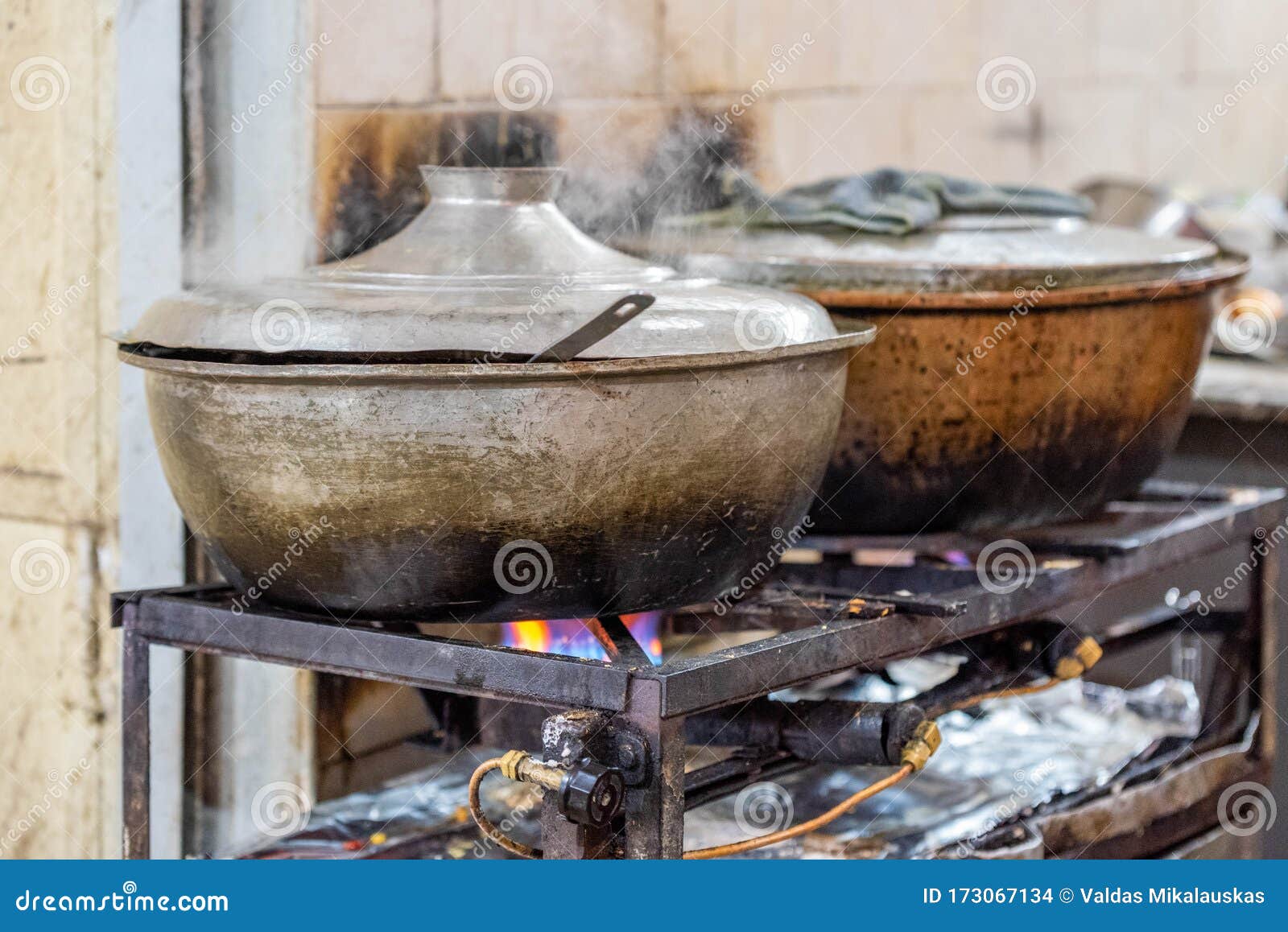 Grandi Pentole Di Alluminio Su Una Stufa Di Gaz Fotografia Stock - Immagine  di bruciatore, culinario: 173067134