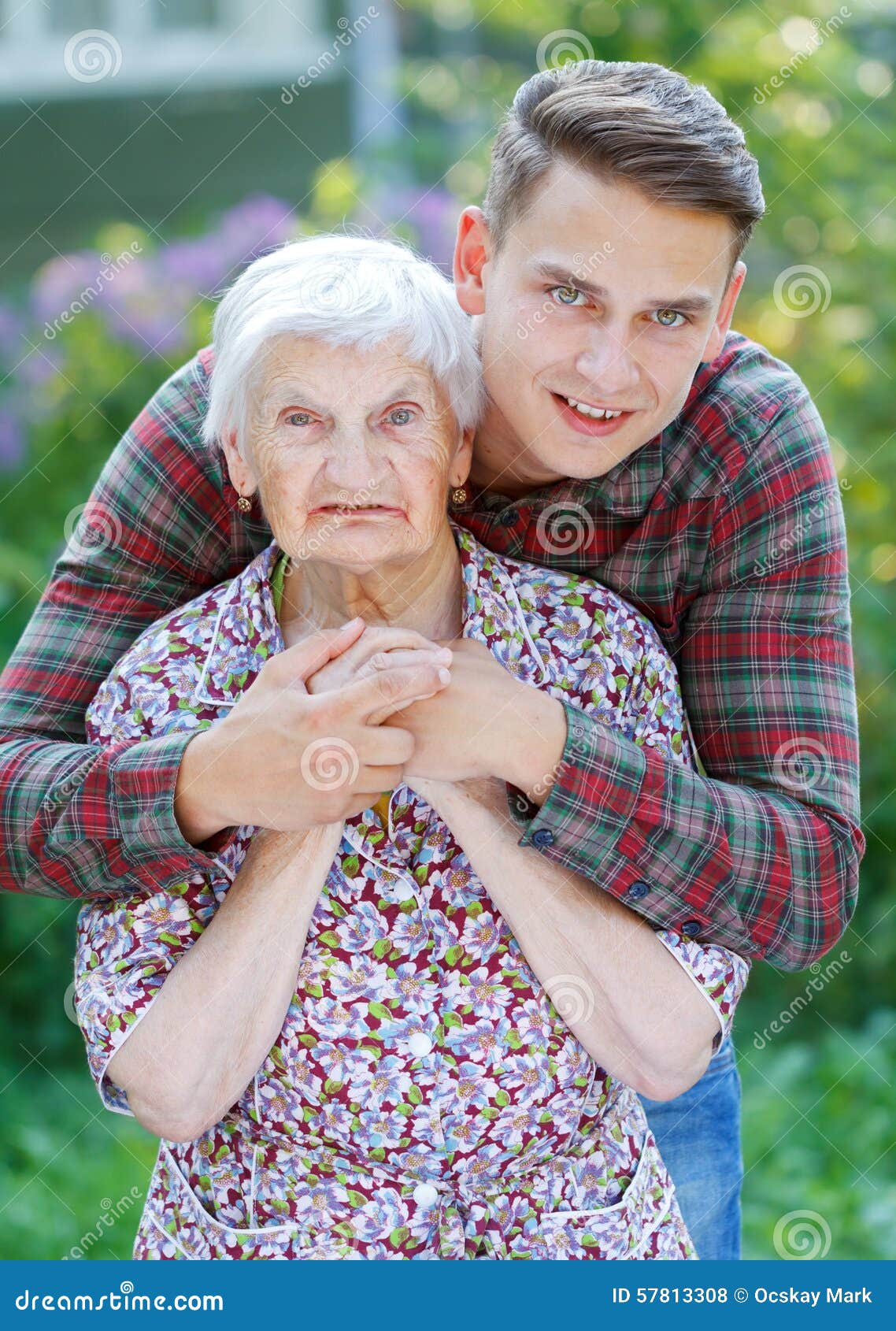 Очень зрелая бабушки. Мальчик обнимает бабушку. Женщины пожилые с юношами. Пожилая женщина и молодой человек. Пожилая женщина с молодым человеком.