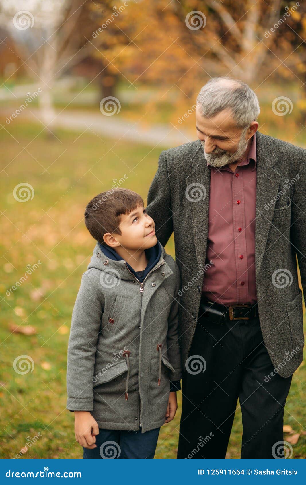 Дед пришел к внуку. Дедушка провожает внука. Дедушка с внуком идёт по скверу. Тень дедушки и внука идущих по парку. Grandfather and grandson.
