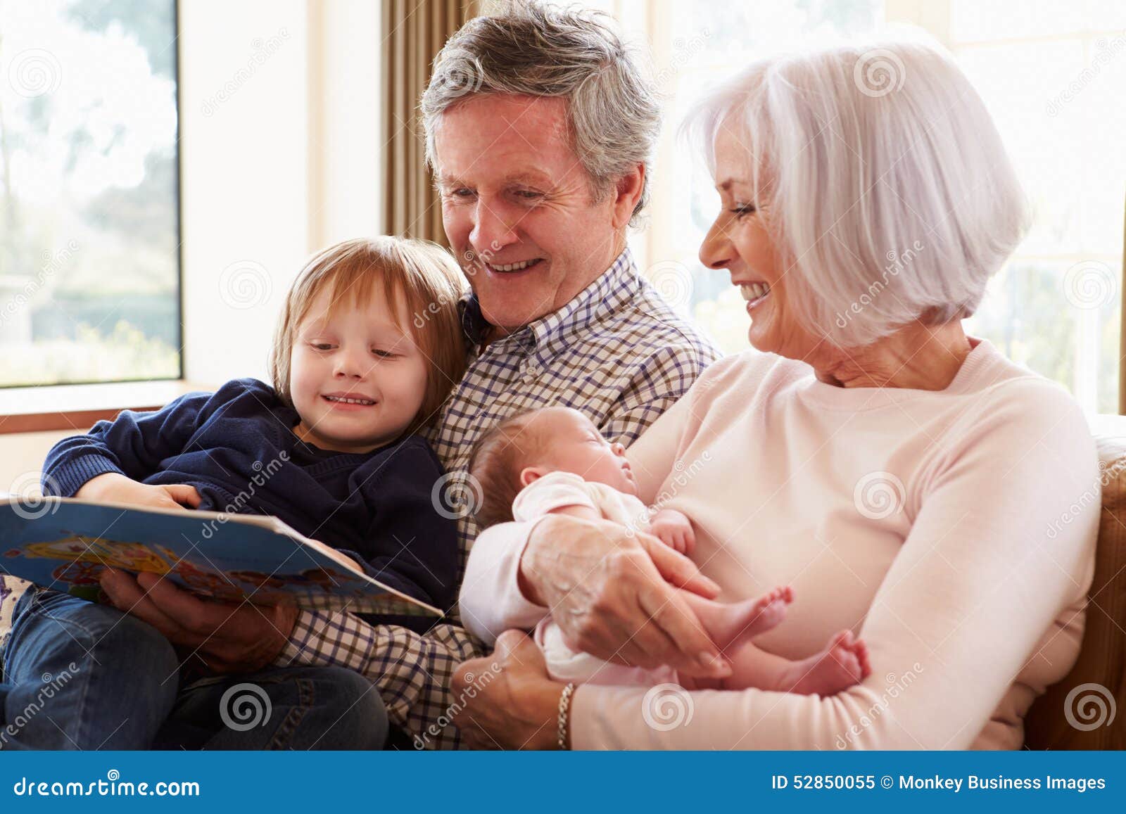 Grands Parents Avec Le Petit Fils Et La Petite Fille Nouveau Nee De Bebe Image Stock Image Du Sommeil Caresser Grands Parents Avec Le Petit Fils Et La Petite Fille Nouveau Nee De Bebe Image Stock Image Du Sommeil Caresser