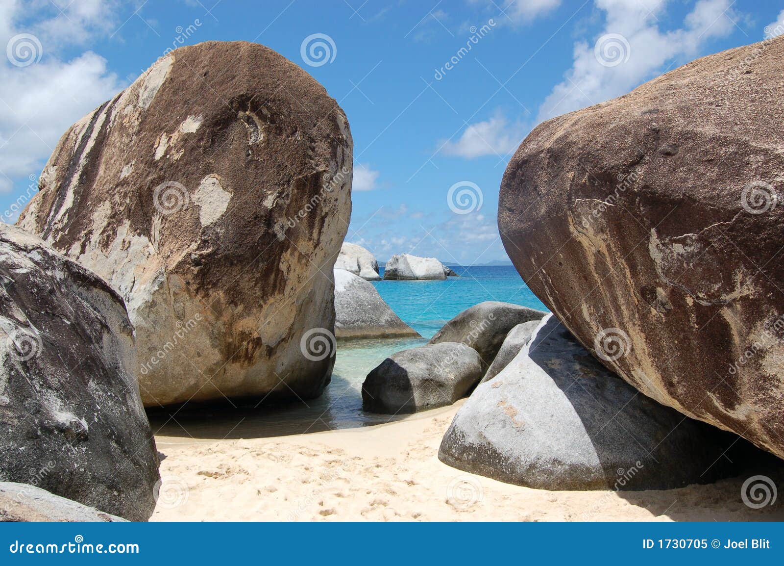 Grands Rochers Sur La Plage Image stock Image du bien, paradis 1730705