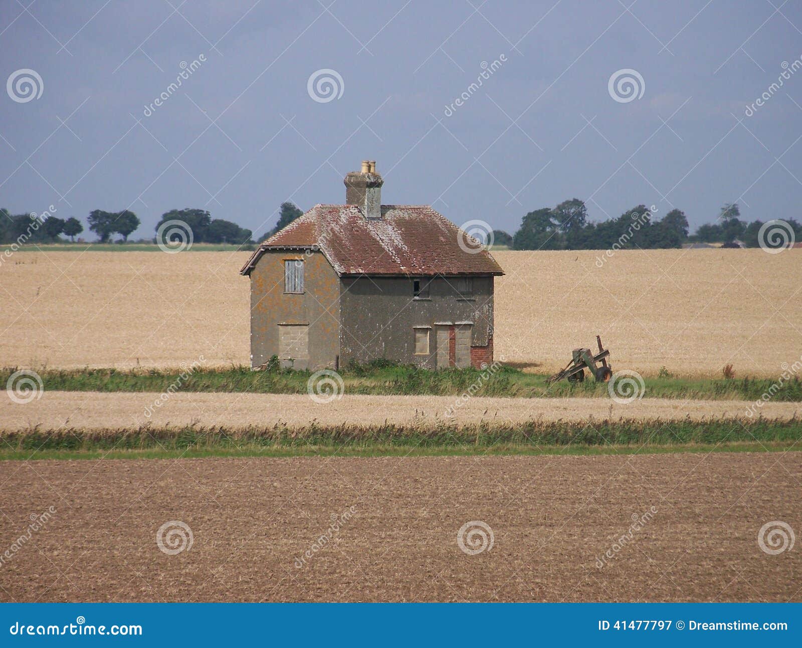 Granero Solo En El Medio De Campos De Granja Imagen de archivo - Imagen de  medio, arado: 41477797, image size:1600x1292