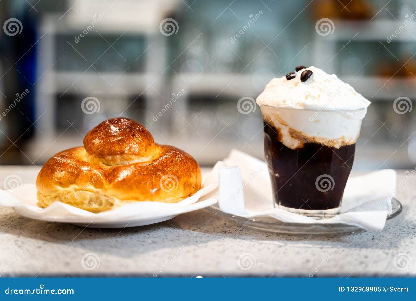 Granita típica de café siciliano com creme de perto