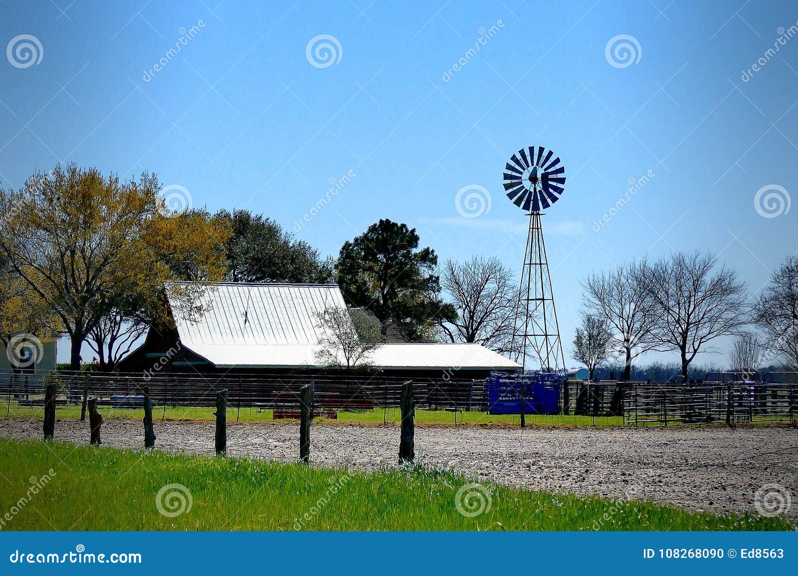 Granja Con El Molino De Viento Activo En Un Día Soleado Foto de archivo -  Imagen de granja, asoleado: 108268090