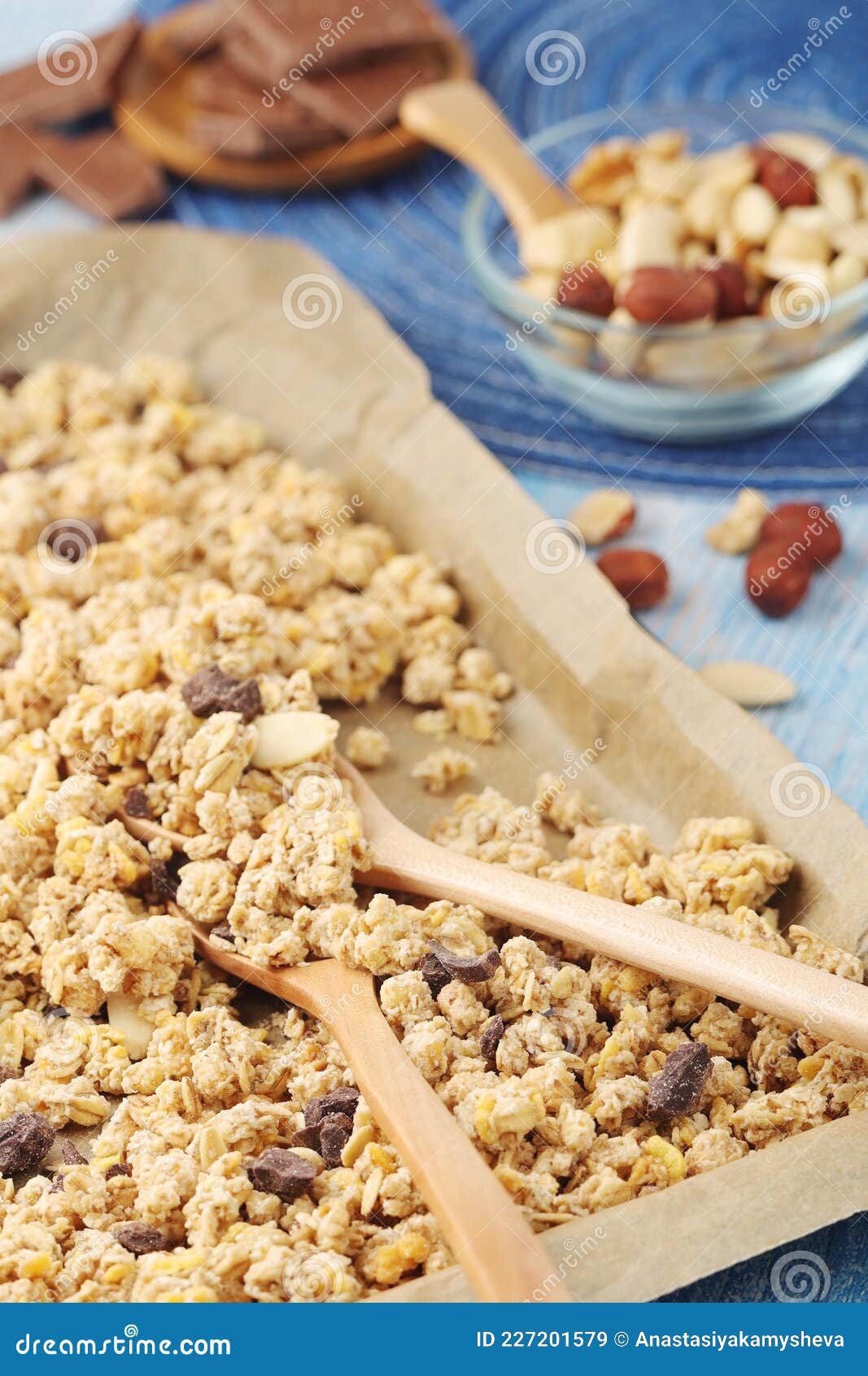 Granola Casera Con Nueces Y Chocolate Imagen de archivo Imagen de
