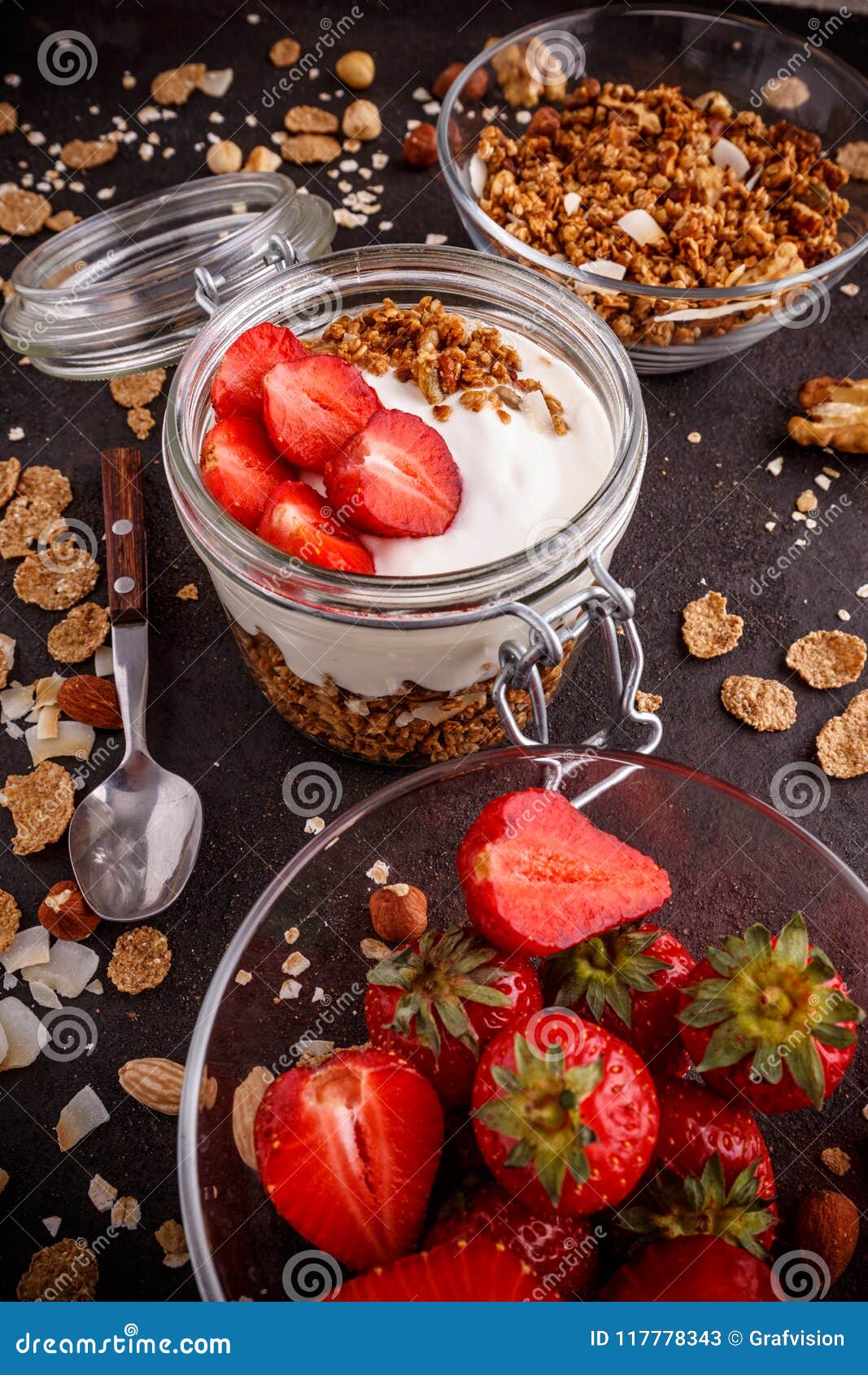 Granola crocante ou muesli imagem de stock. Imagem de cozedura 117778343