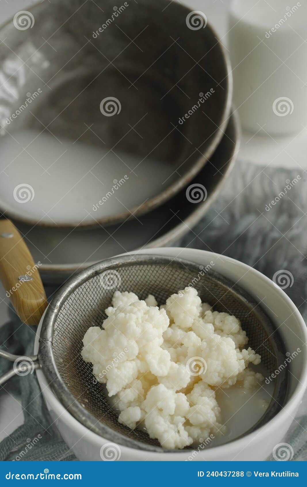 Granos De Batir En Un Colador Con Platos Grises Sobre Una Mesa Blanca. Foto  de archivo - Imagen de blanco, yogur: 240437288