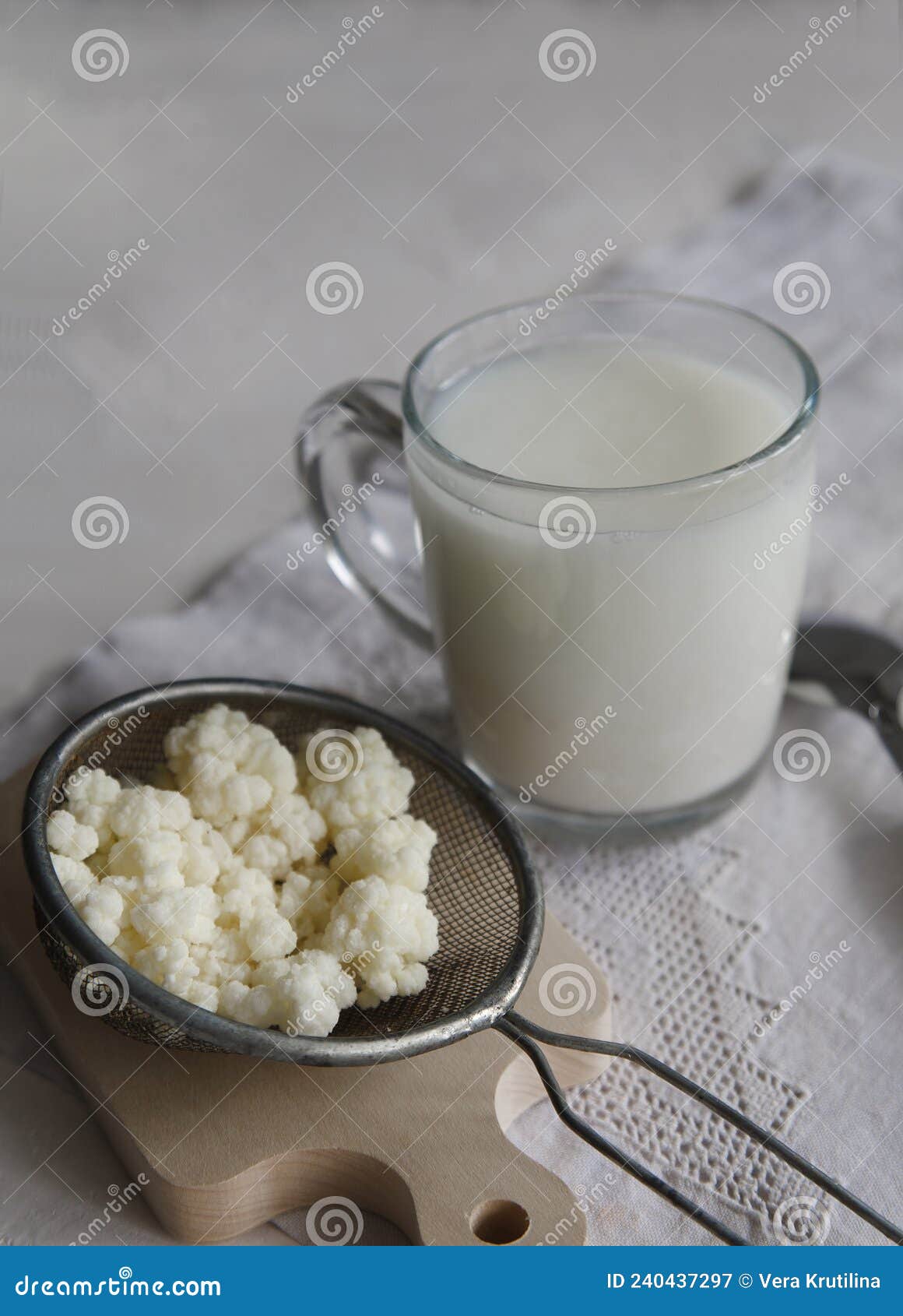 Granos De Batir En Un Colador Con Una Taza De Kefir Sobre Una Mesa Blanca.  Imagen de archivo - Imagen de enzimas, sano: 240437297