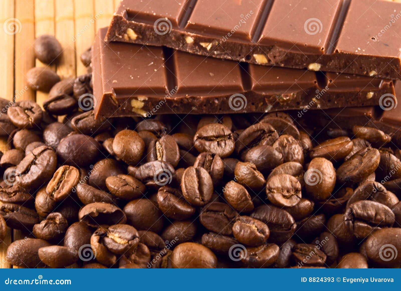 Granulo di caffè e di cioccolato su un disordine di bambù