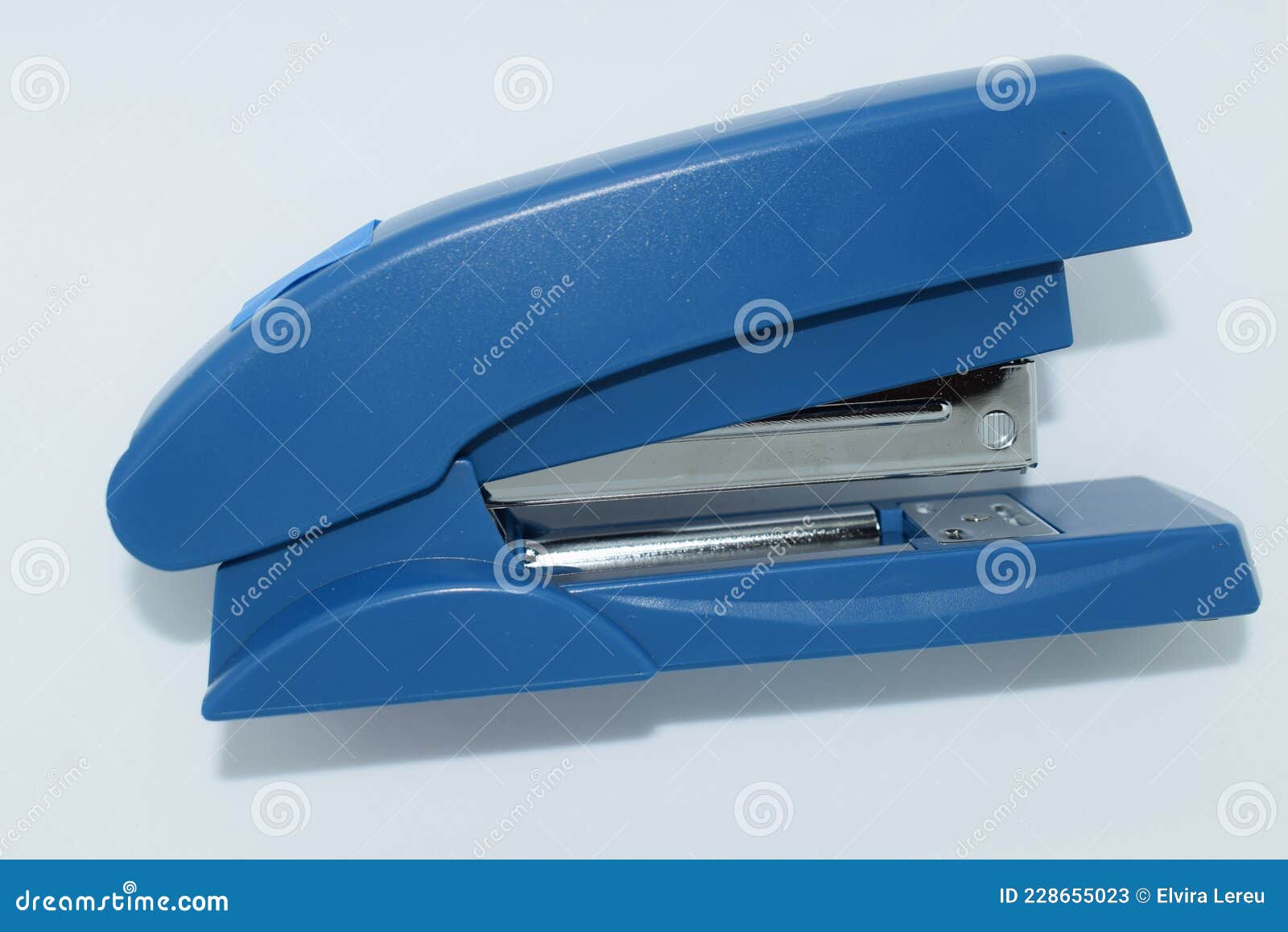 Grapador De Oficina En Material De Trabajo Color Azul de archivo - Imagen de herramienta, aplanamiento: 228655023