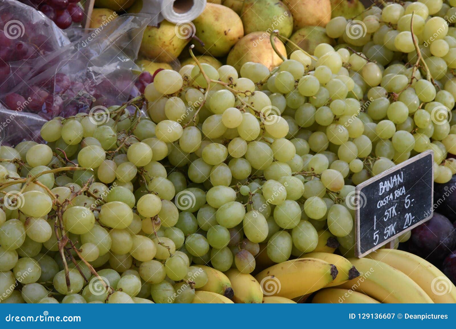 https://thumbs.dreamstime.com/z/grape-fruit-sale-copenhagen-denmark-october-grapes-varios-colour-danish-capital-photo-francis-joseph-dean-deanpictures-129136607.jpg