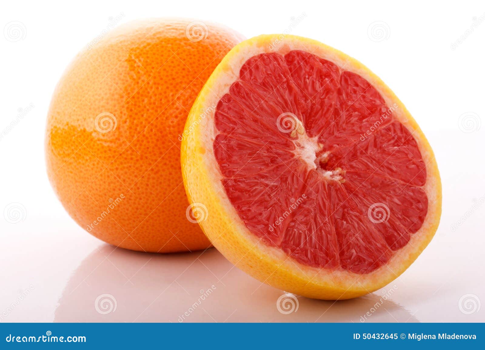 Grapefruit op een witte achtergrond