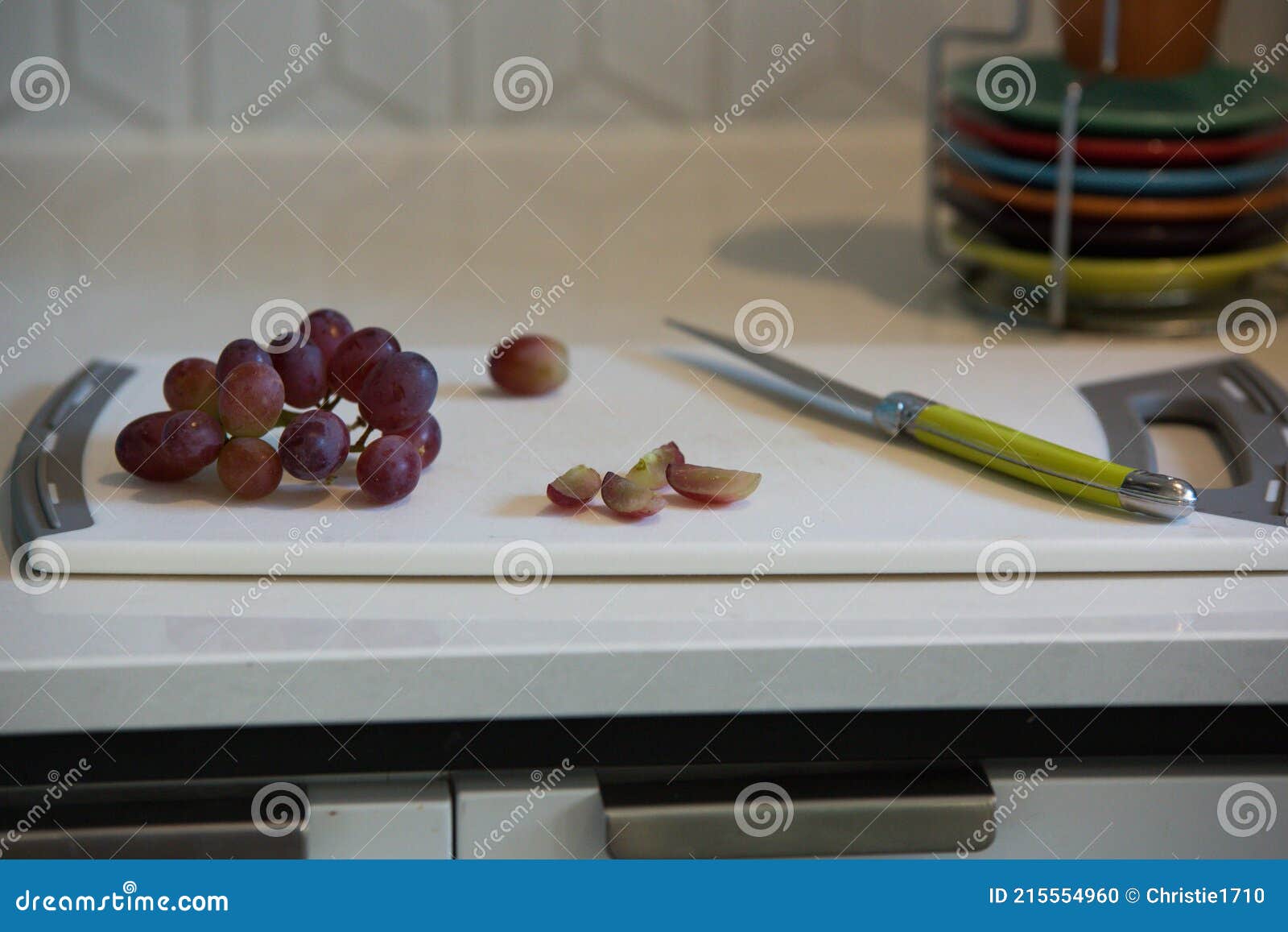 https://thumbs.dreamstime.com/z/grapes-cut-quarters-to-prevent-choking-knife-chopping-board-close-up-image-bunch-red-white-kitchen-215554960.jpg
