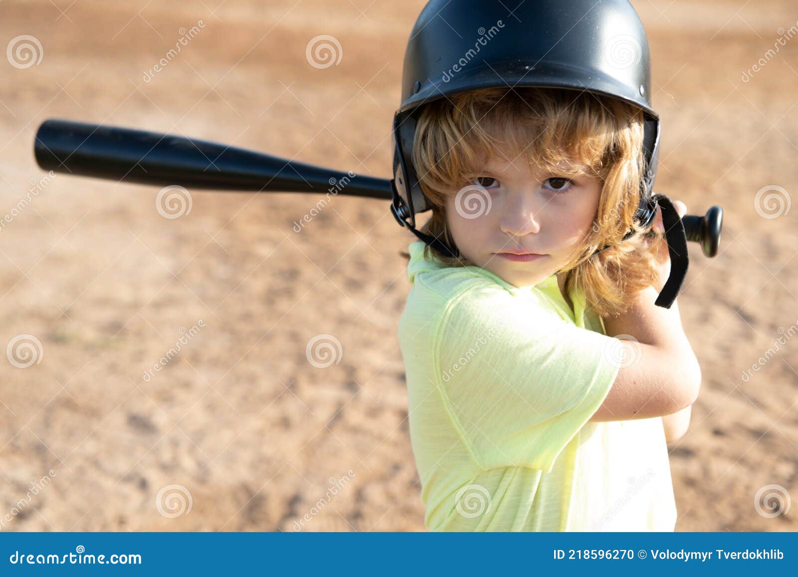 Ijzig Handig In het algemeen Grappig Kind Met Knuppel in Een Honkbalwedstrijd. Kinderportret Sluiten.  Stock Foto - Image of kloppen, helm: 218596270