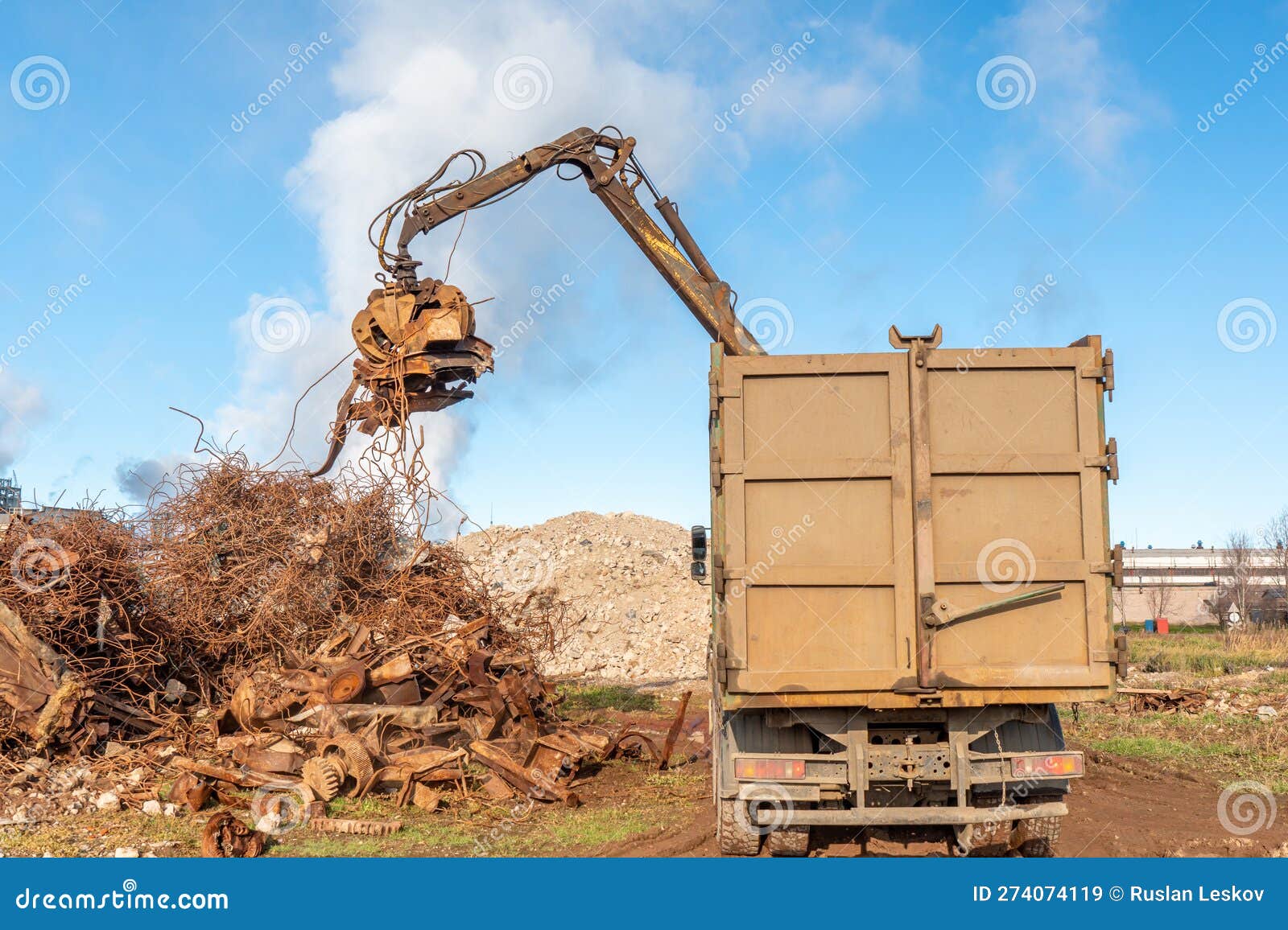 A Grapple Truck Loads Scrap Industrial Metal for Recycling. Stock Image -  Image of recycling, loads: 274074119