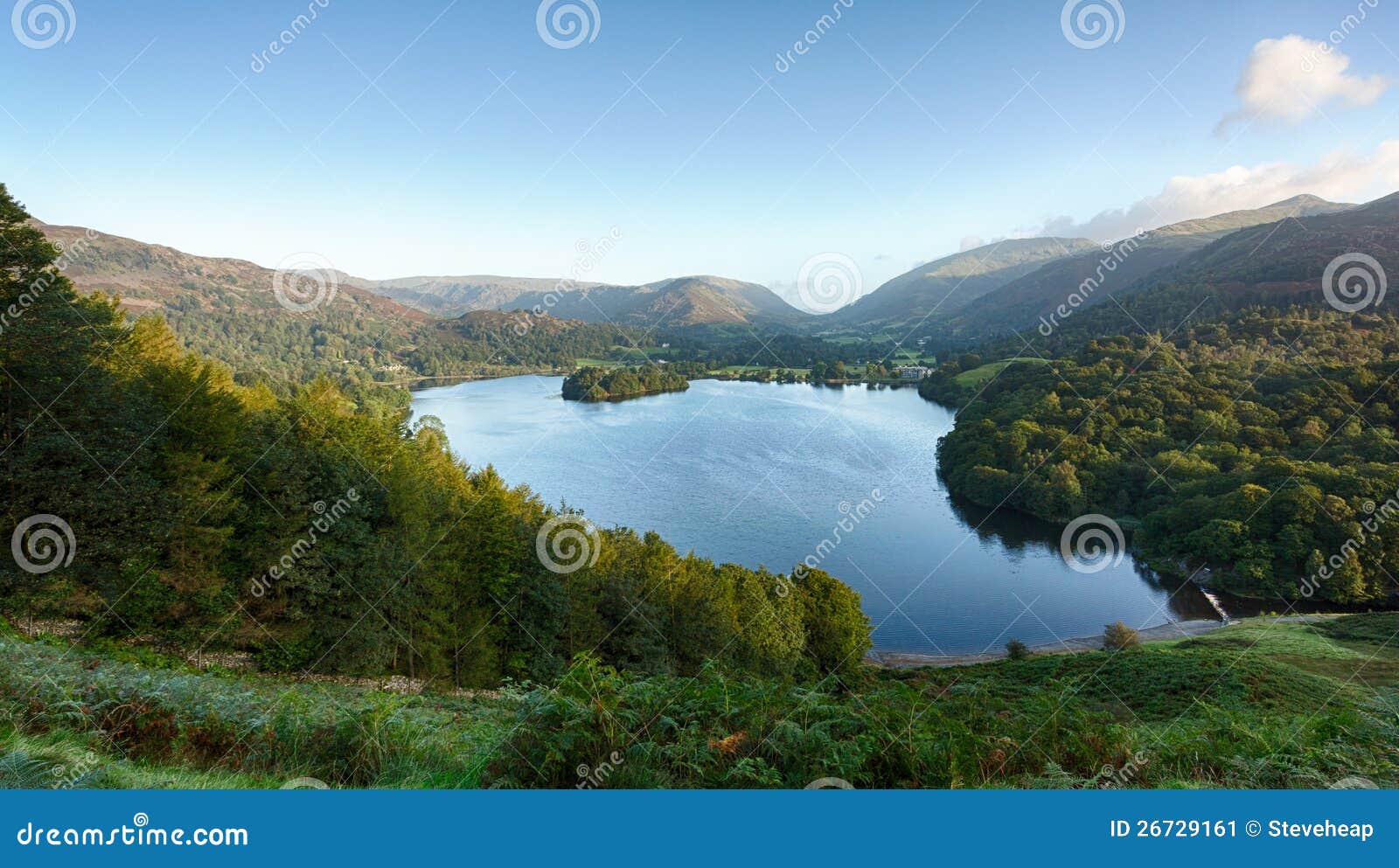 Grasmere bij dageraad in het District van het Meer. Overzie van Grasmere in het District van het Meer als zonsopgang als zon lichte bergen