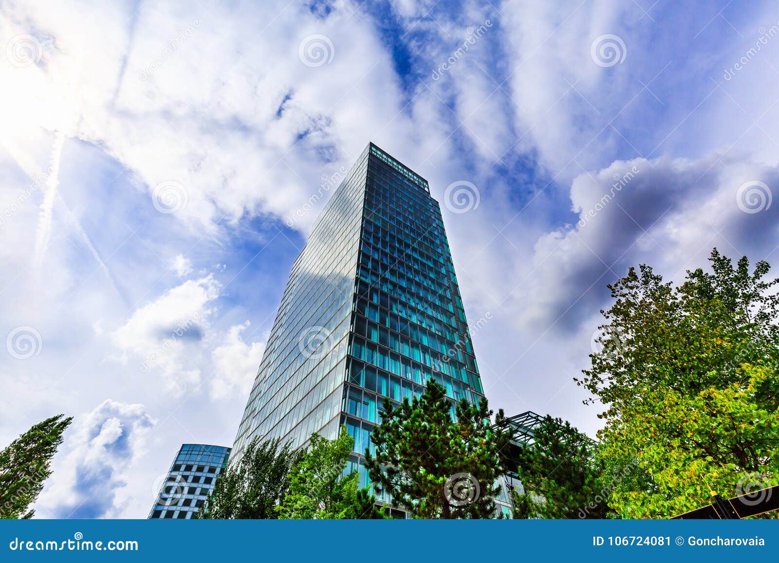 Gratte-ciel Conception extérieure moderne d'immeuble de bureaux, façade en verre Vue urbaine à l'été World Trade Center, Amsterda. Gratte-ciel Conception extérieure moderne d'immeuble de bureaux, façade en verre Vue urbaine à l'été District des affaires World Trade Center, Amsterdam Zuid, Pays-Bas