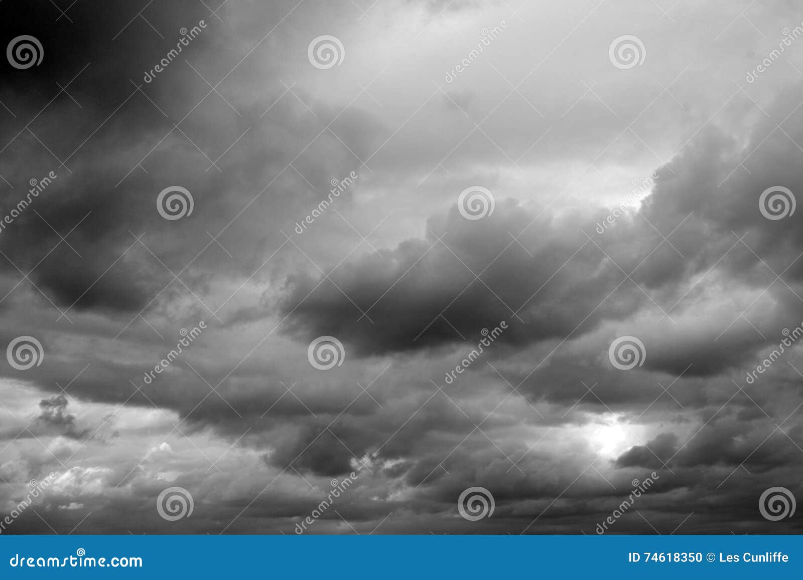 Graue Wolken stockfoto. Bild von wolken, bewölkung, bewölkt 74618350
