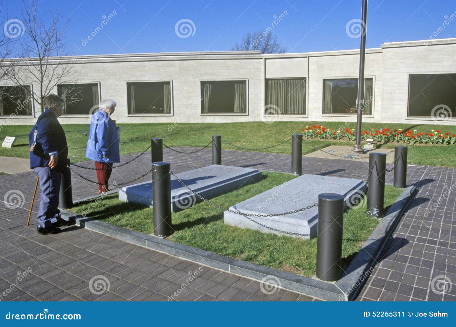Grave Site of President Harry S. Truman, Independence, MO Editorial Photo -  Image of color, president: 52265311, image size:1600x1149