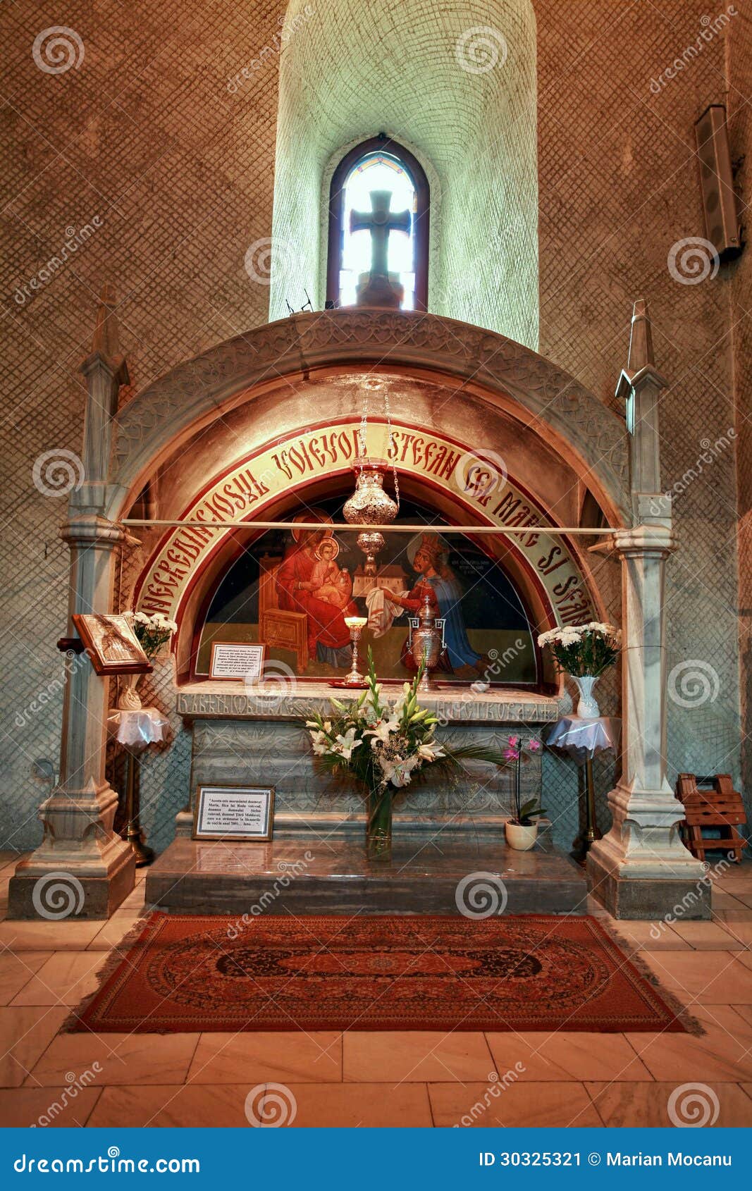 grave of stephen the great in putna monastery