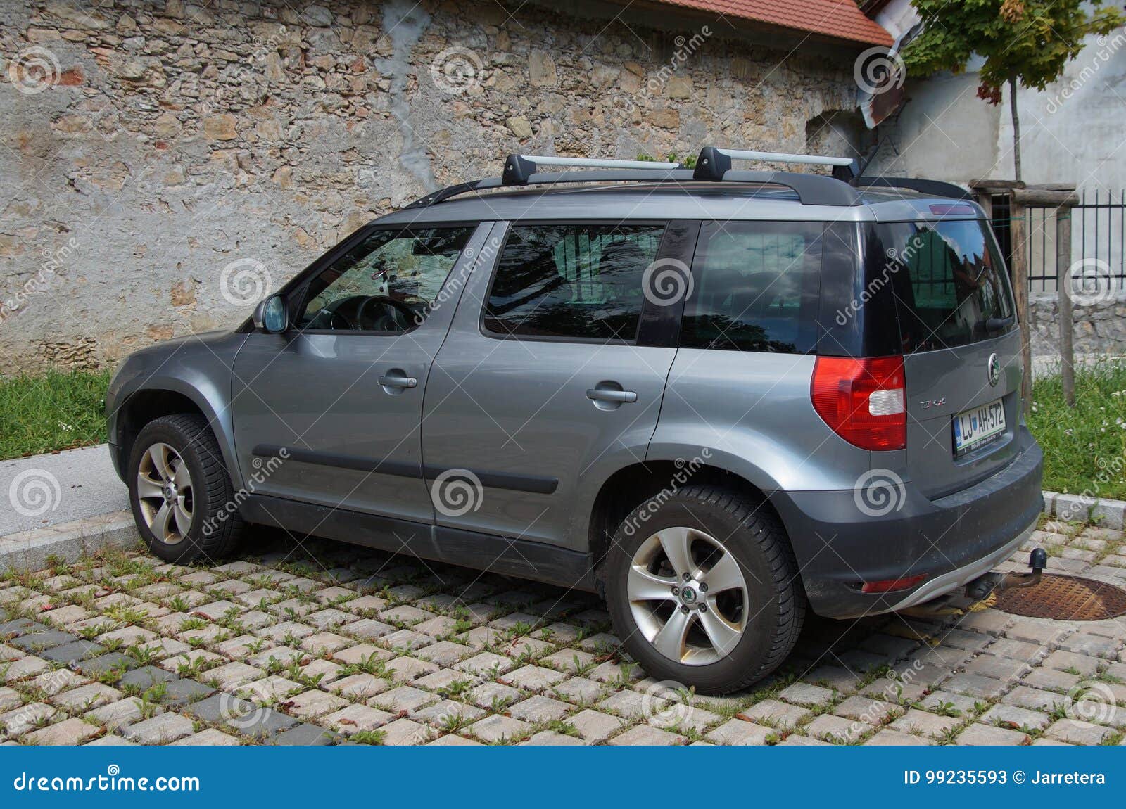 Gray Skoda Yeti foto de archivo editorial. Imagen de calle - 99235593, image size:1600x1150
