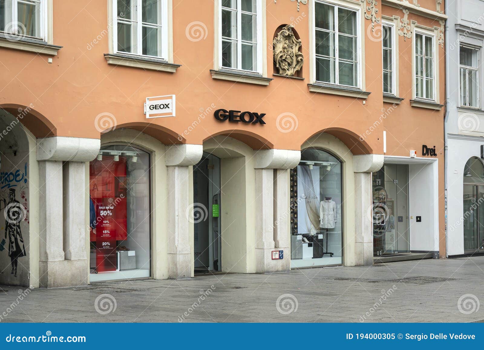 Arcaico reptiles panel Geox Brand Shop Window in Graz Editorial Image - Image of city, exterior:  194000305