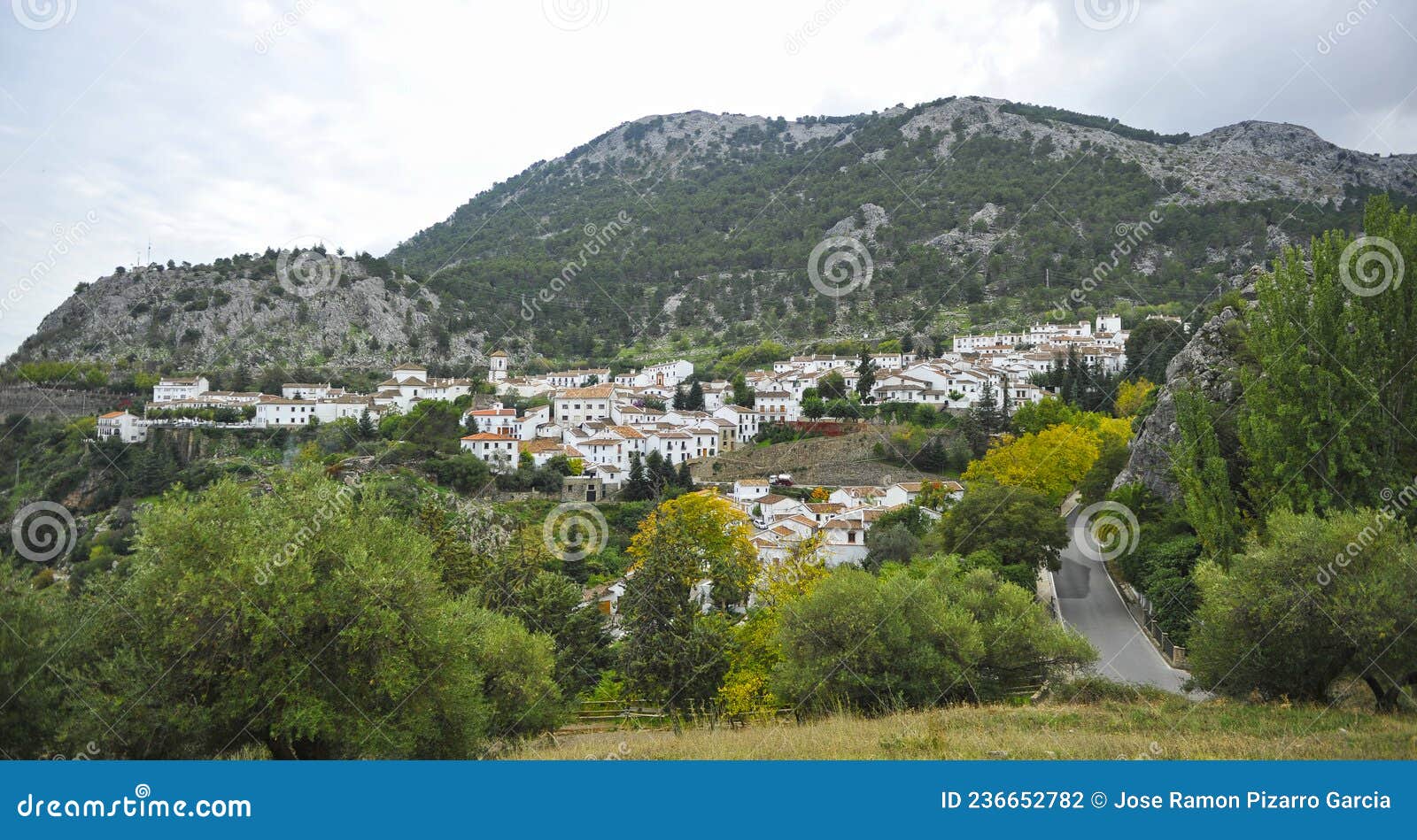 grazalema pueblo blanco de la sierra de cadiz entre montaÃÂ±as. andalucÃÂ­a espaÃÂ±a