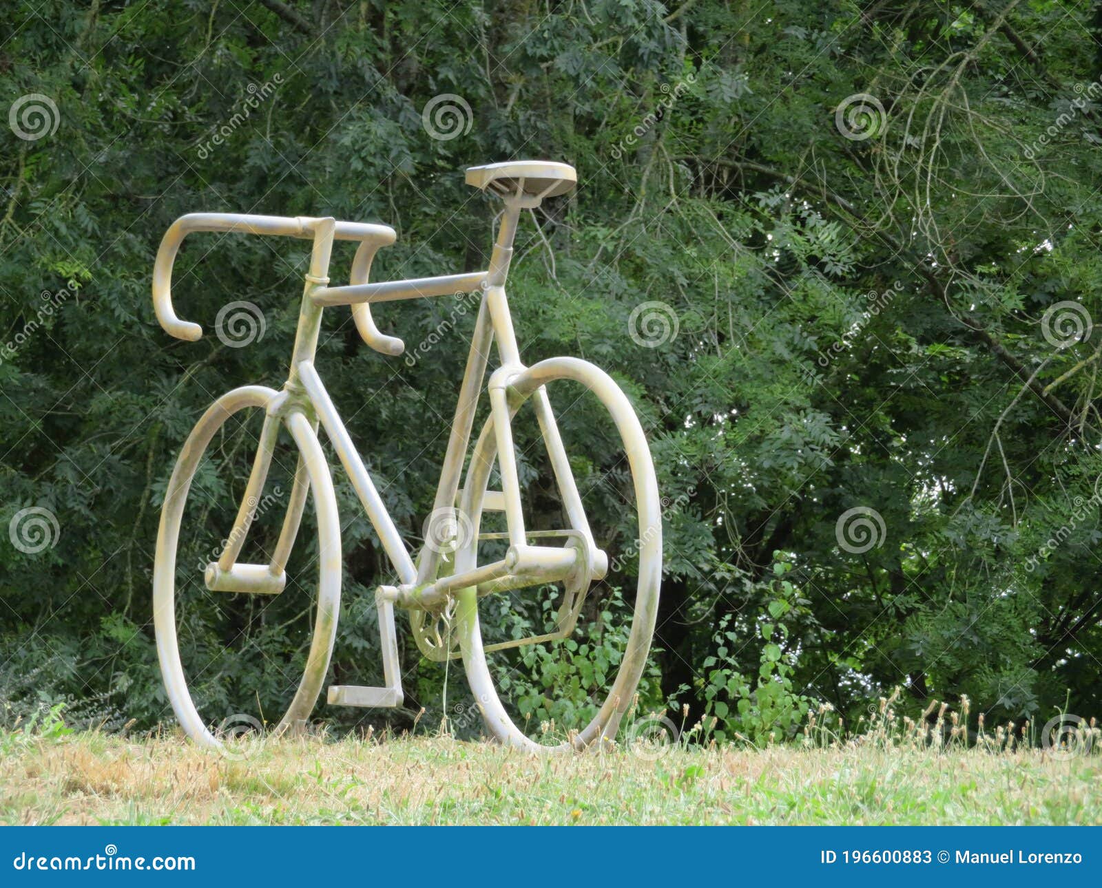 great metal bike ornament to run the tour of france