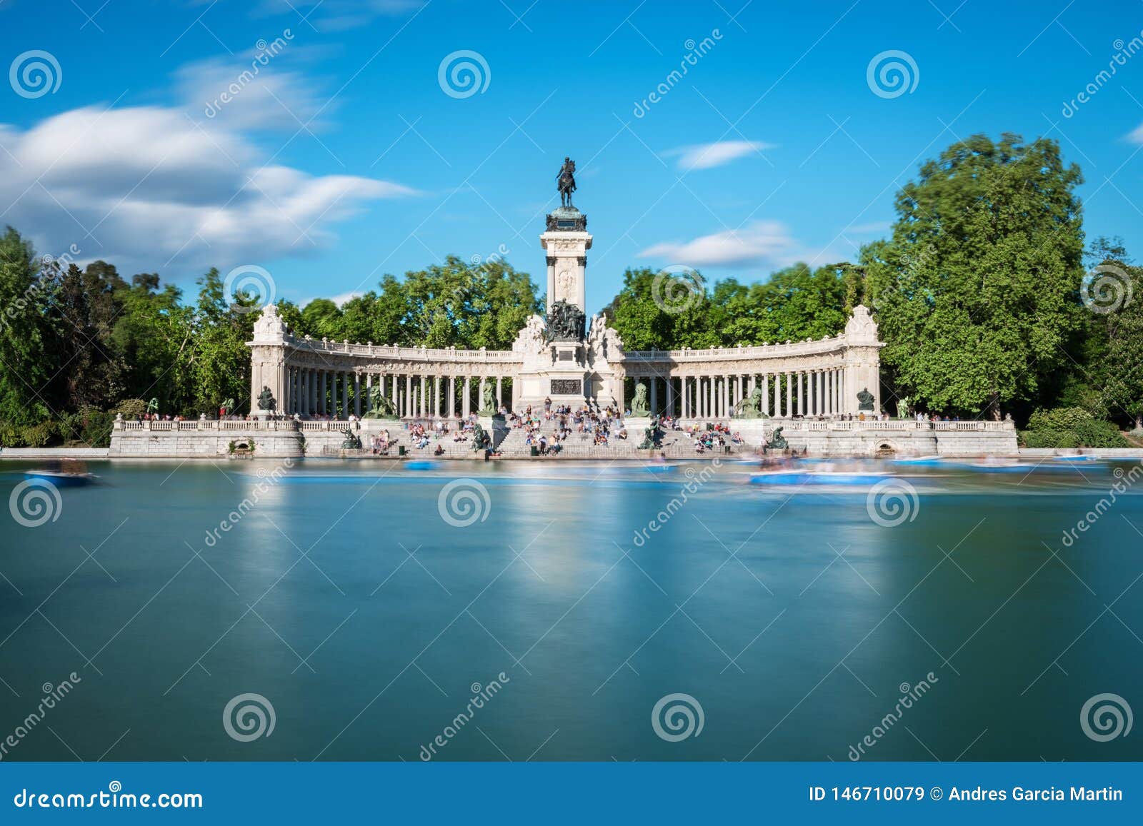 great pond at the parque del retiro in madrid