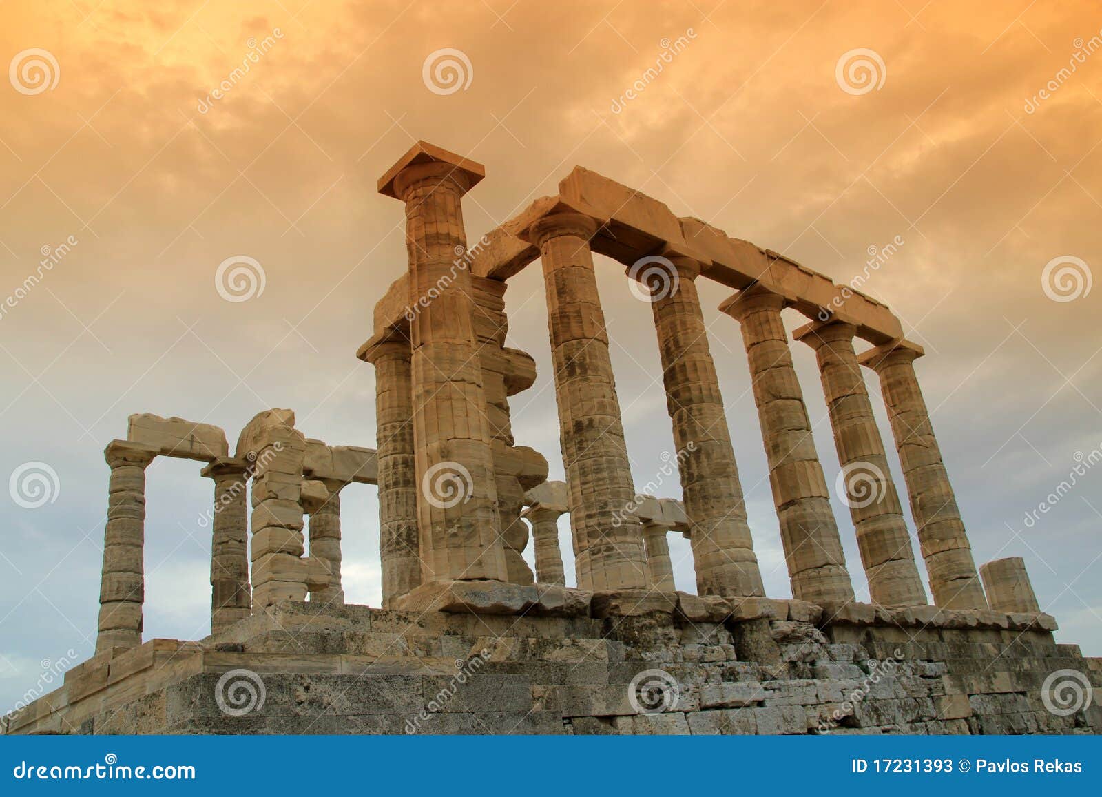 Greece, templo de Poseidon. Templo antigo de Poseidon no cabo Sounio perto de Atenas, Greece com nuvens de tempestade