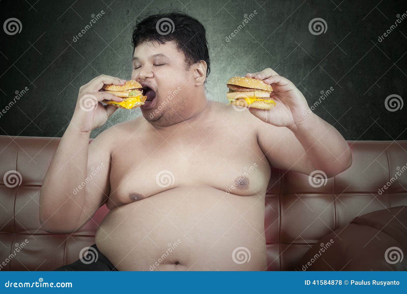 Быть толстым плохо. Толстяк с едой. Жирный ест гамбургер. Толстый человек ест бургер.