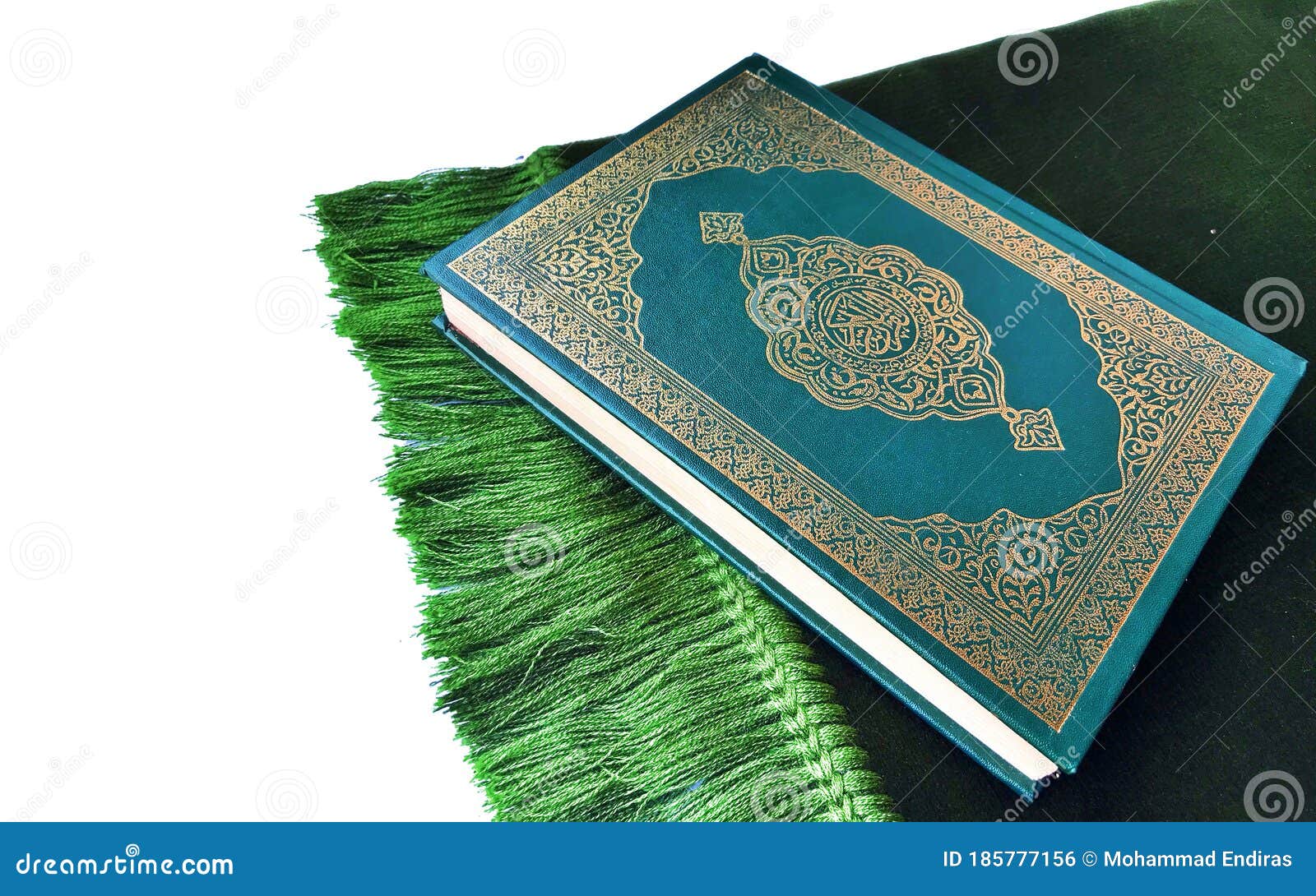 Green Quran: Những trang giấy màu xanh trong Quran tượng trưng cho sự sống và hy vọng. Hãy tìm hiểu về những thông điệp đầy ý nghĩa đằng sau những trang sách đầy màu sắc này.