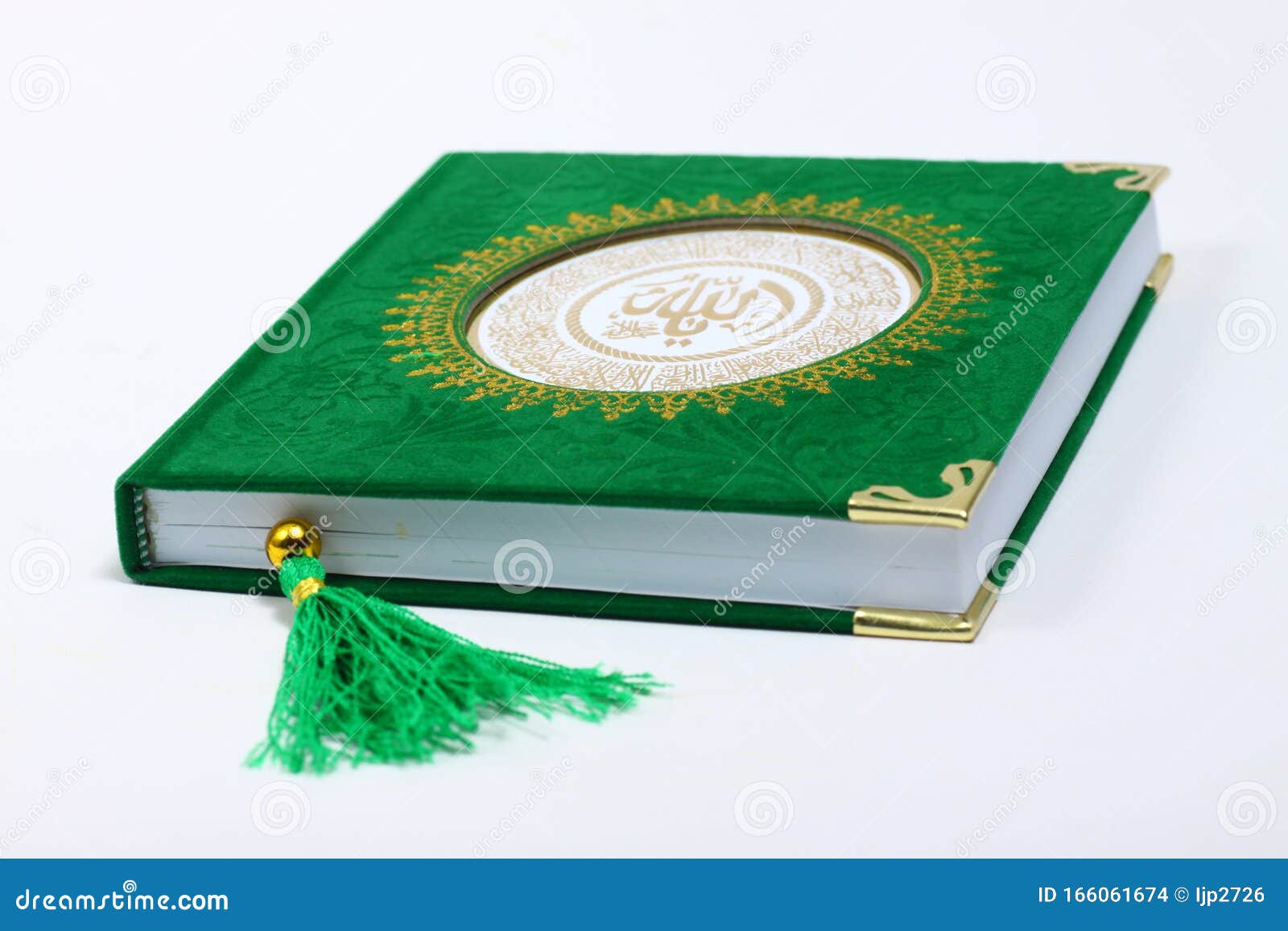 Hãy đến với hình ảnh nền xanh tươi của Kinh Qur\'an, chắc chắn sẽ khiến bạn cảm thấy bình yên và thư thái.