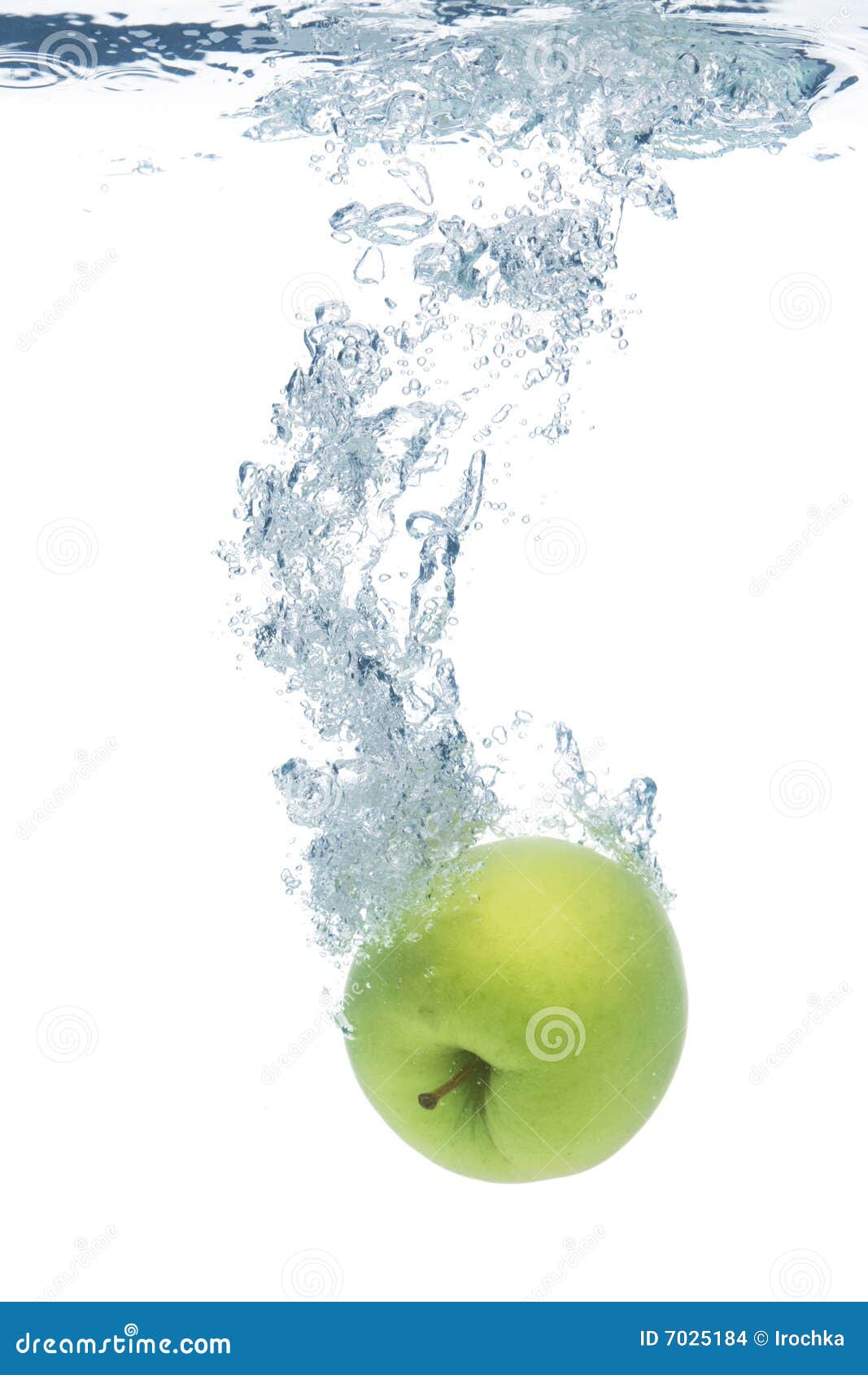https://thumbs.dreamstime.com/z/green-apple-water-7025184.jpg